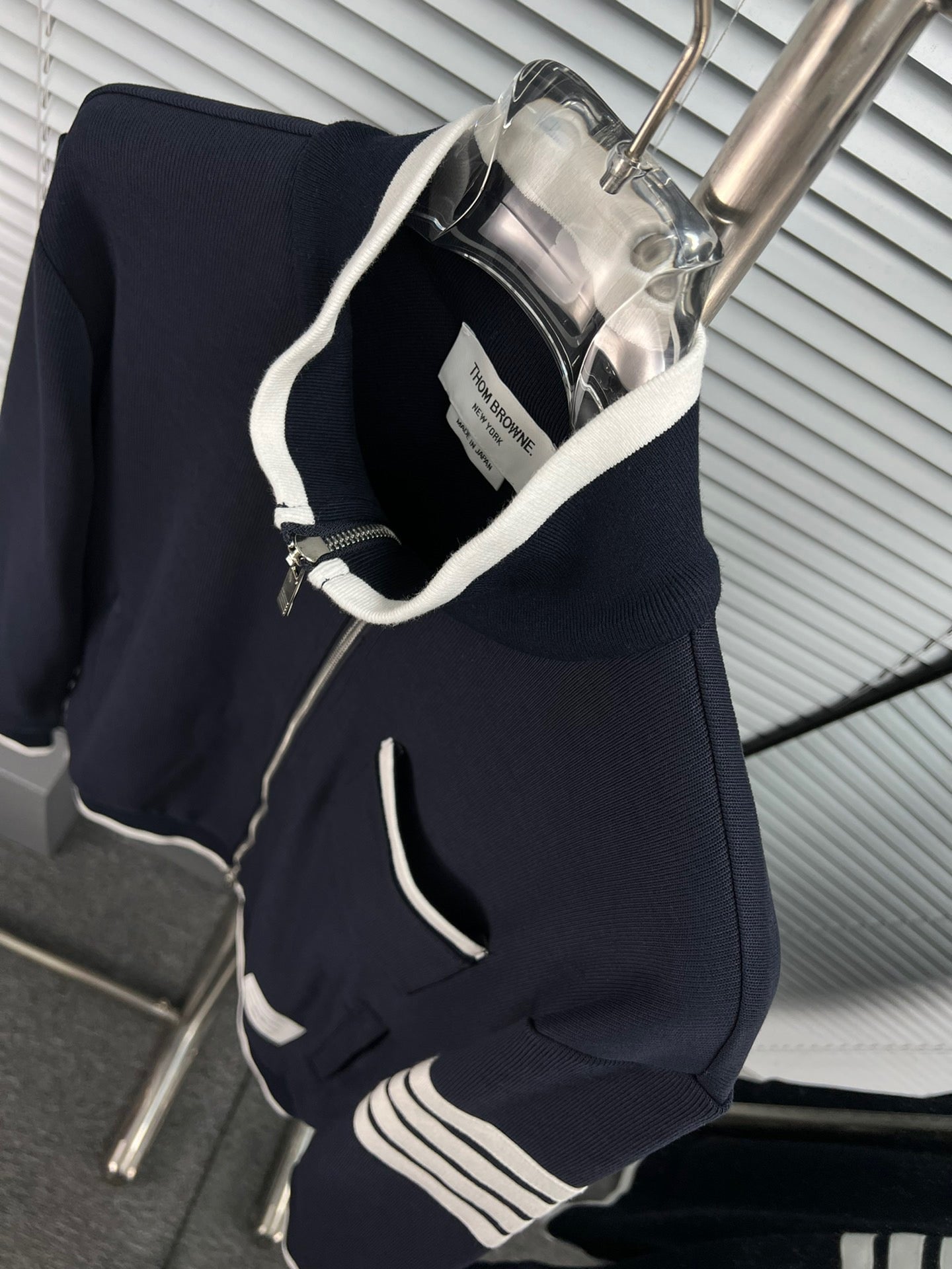 سترة سوداء وزرقاء داكنة