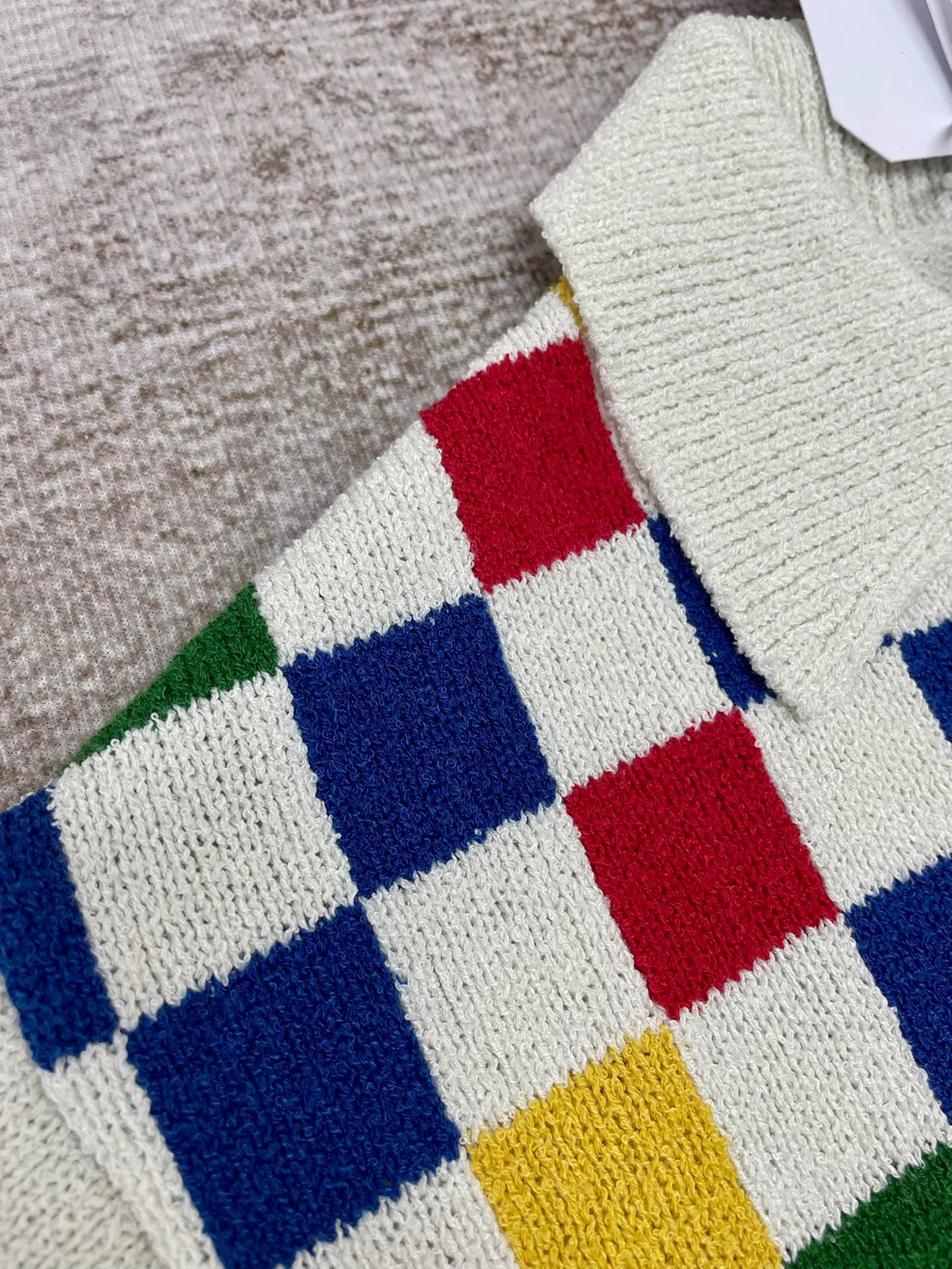 قميص متعدد الألوان