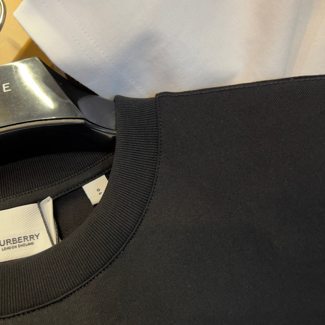 Schwarz-weißes T-Shirt