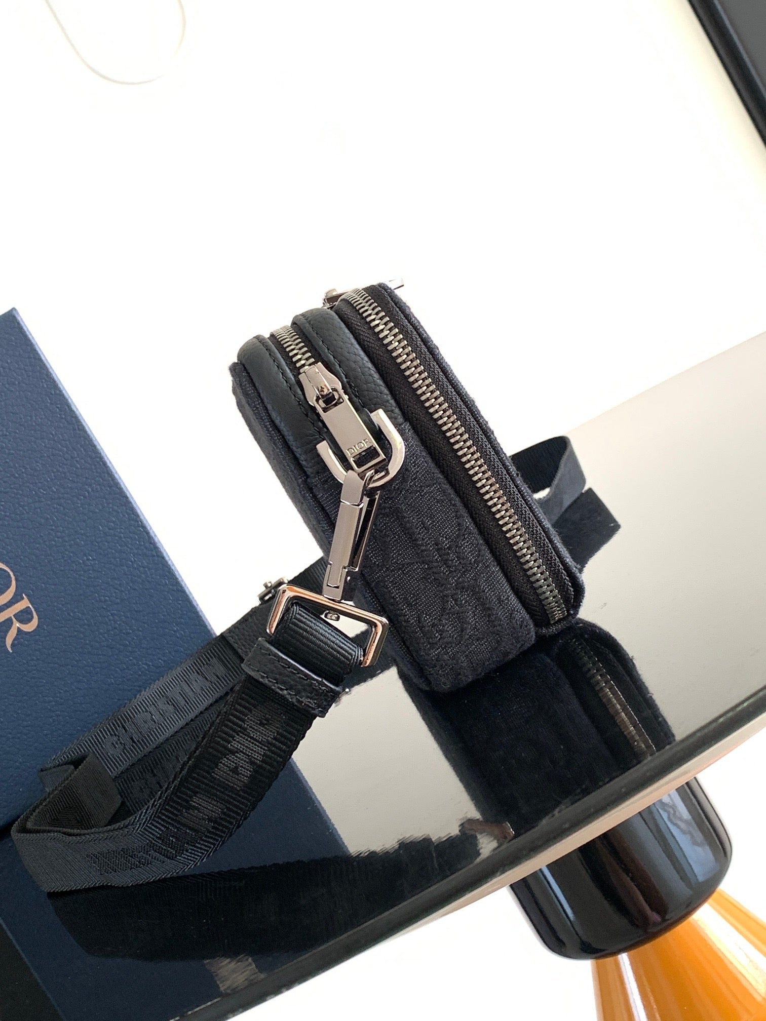 Aprikosen- und schwarze Tasche