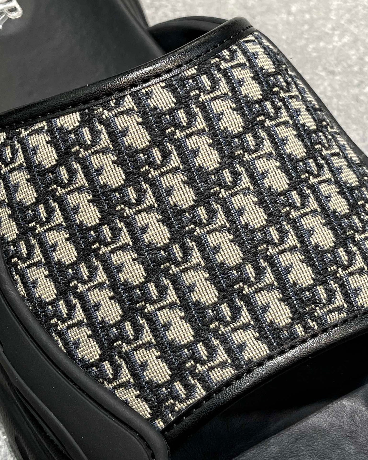 أحذية سوداء ورمادية