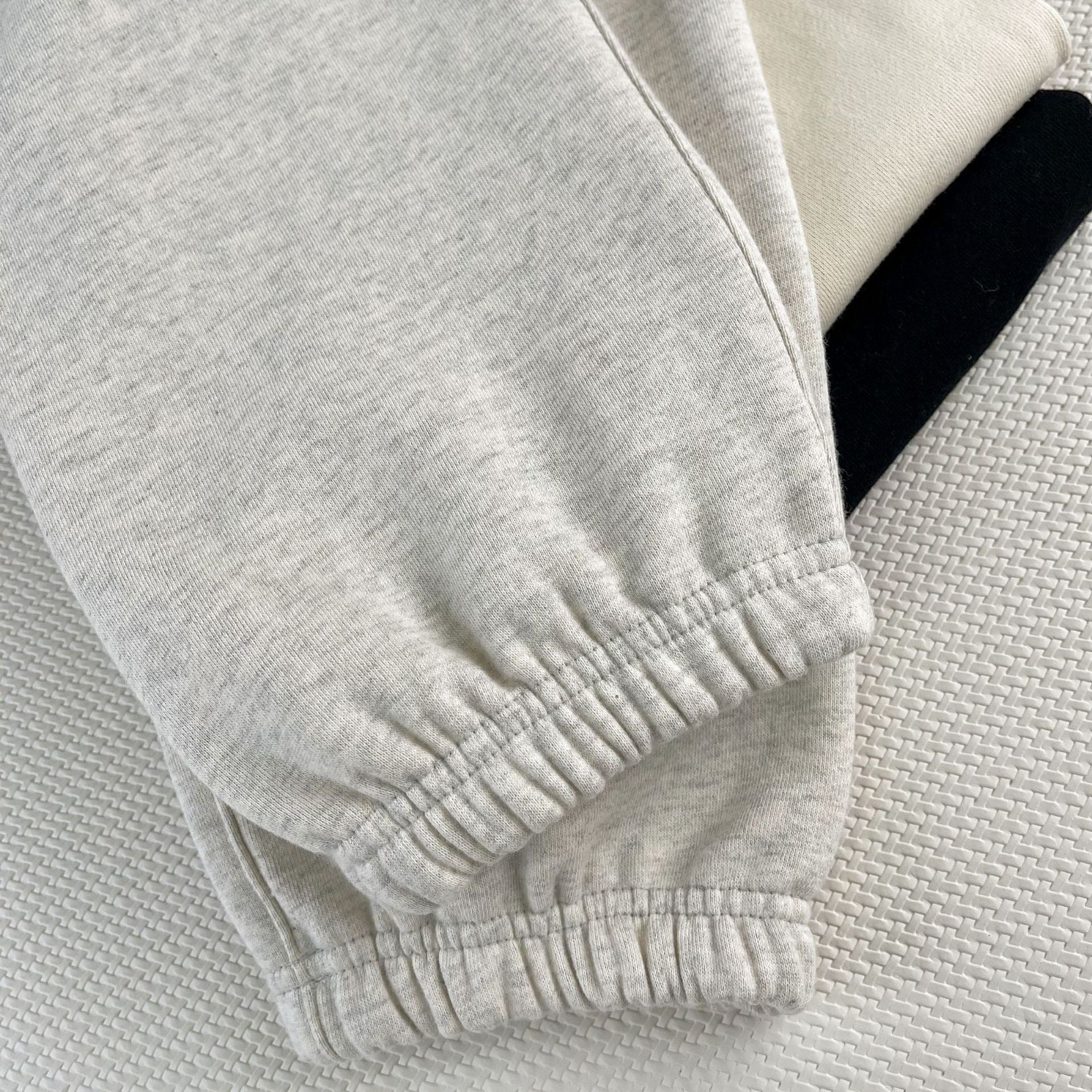 Schwarze und weiße Hose