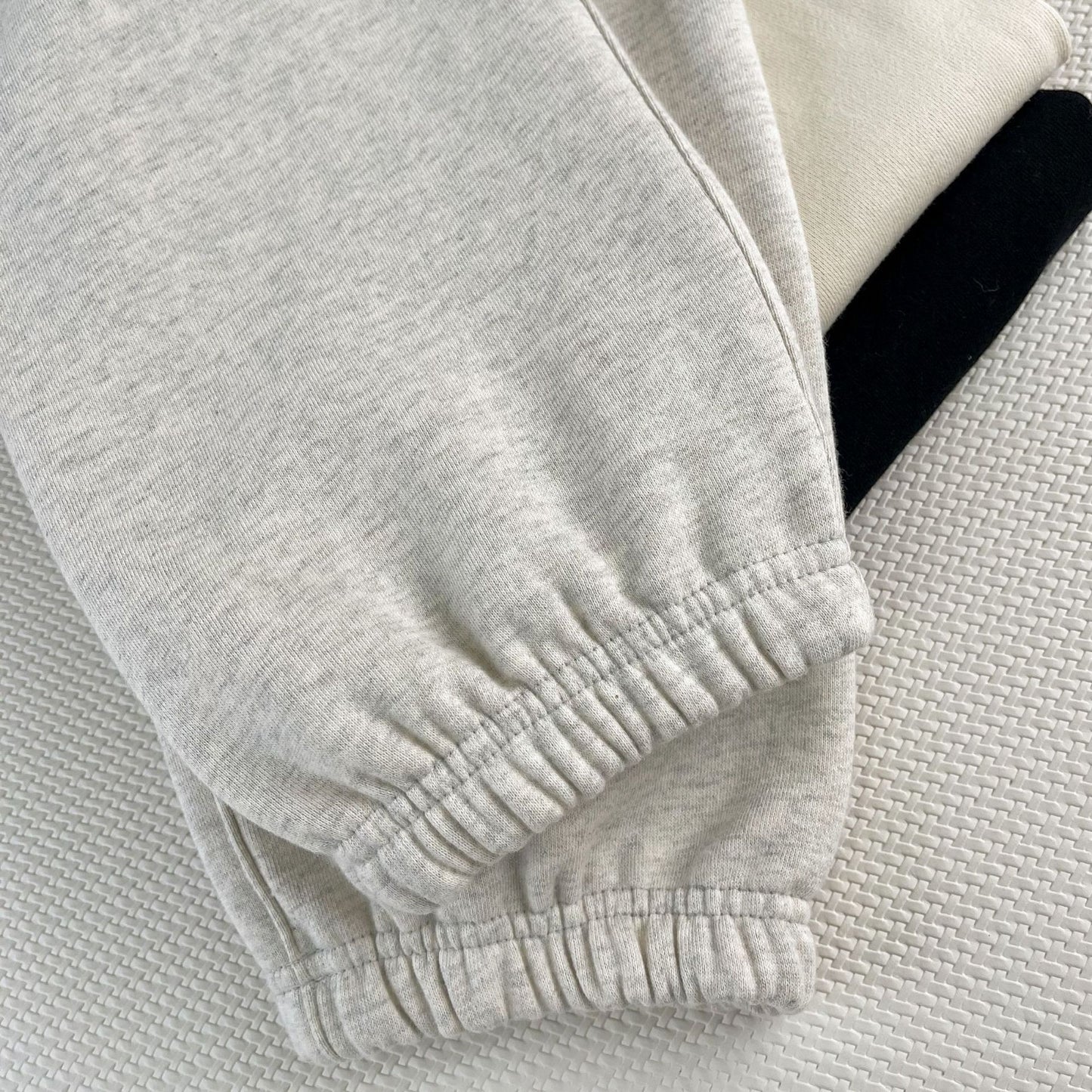 Schwarze und weiße Hose