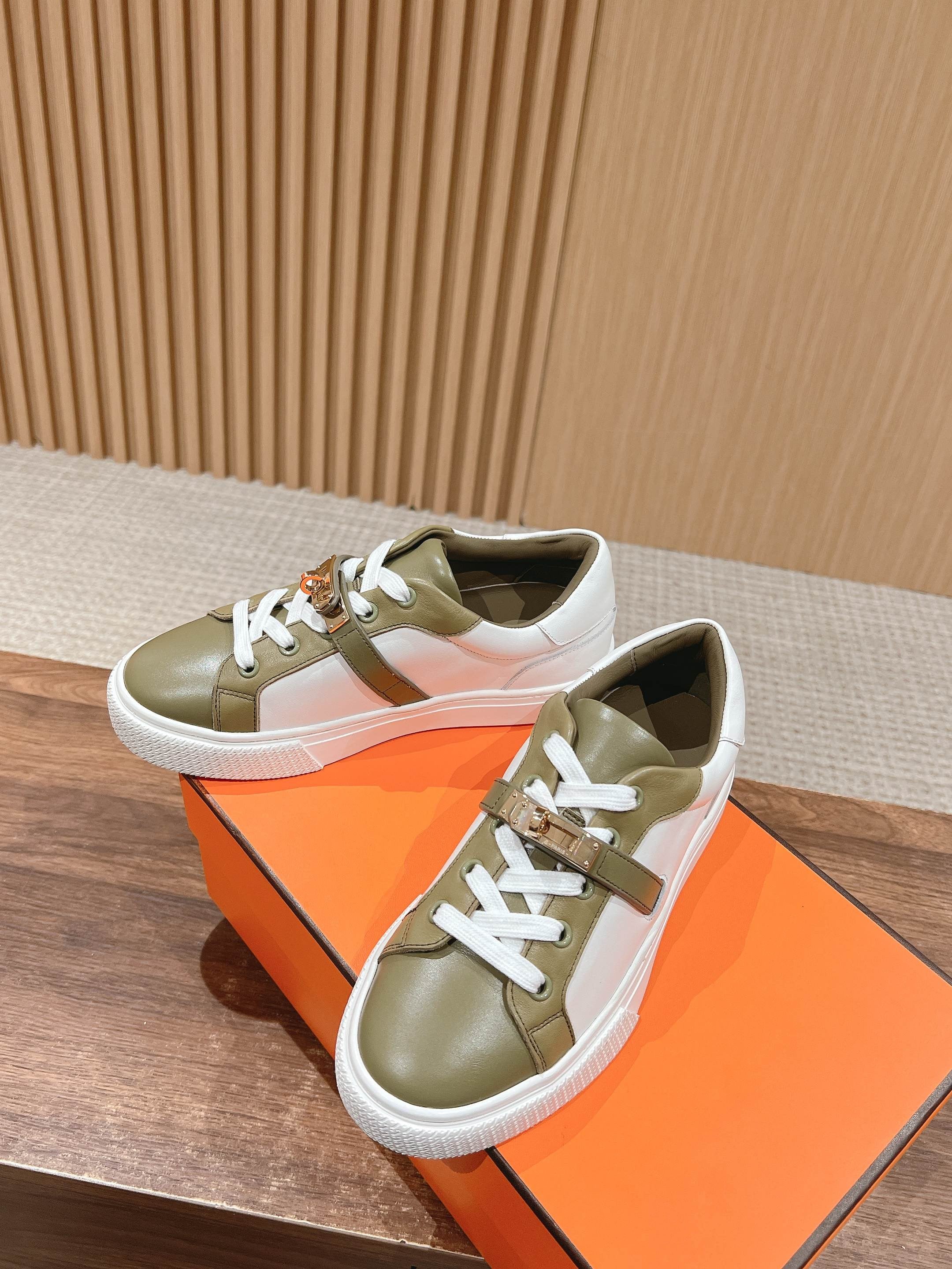 Mehrfarbige Schuhe