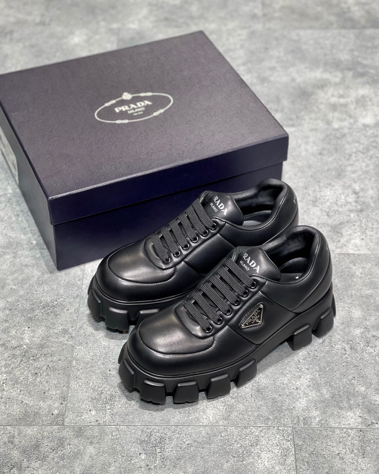 Schwarze Schuhe