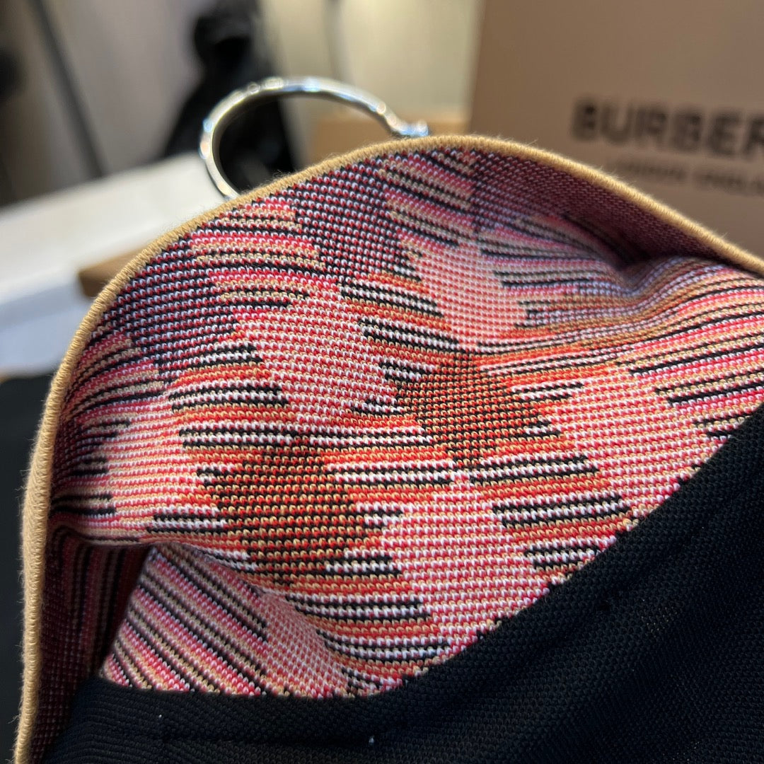 Schwarz-weiß-blaues Polo