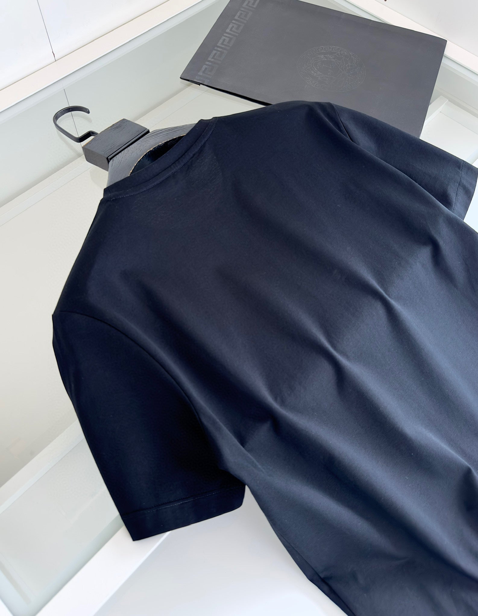 Schwarz-weißes T-Shirt