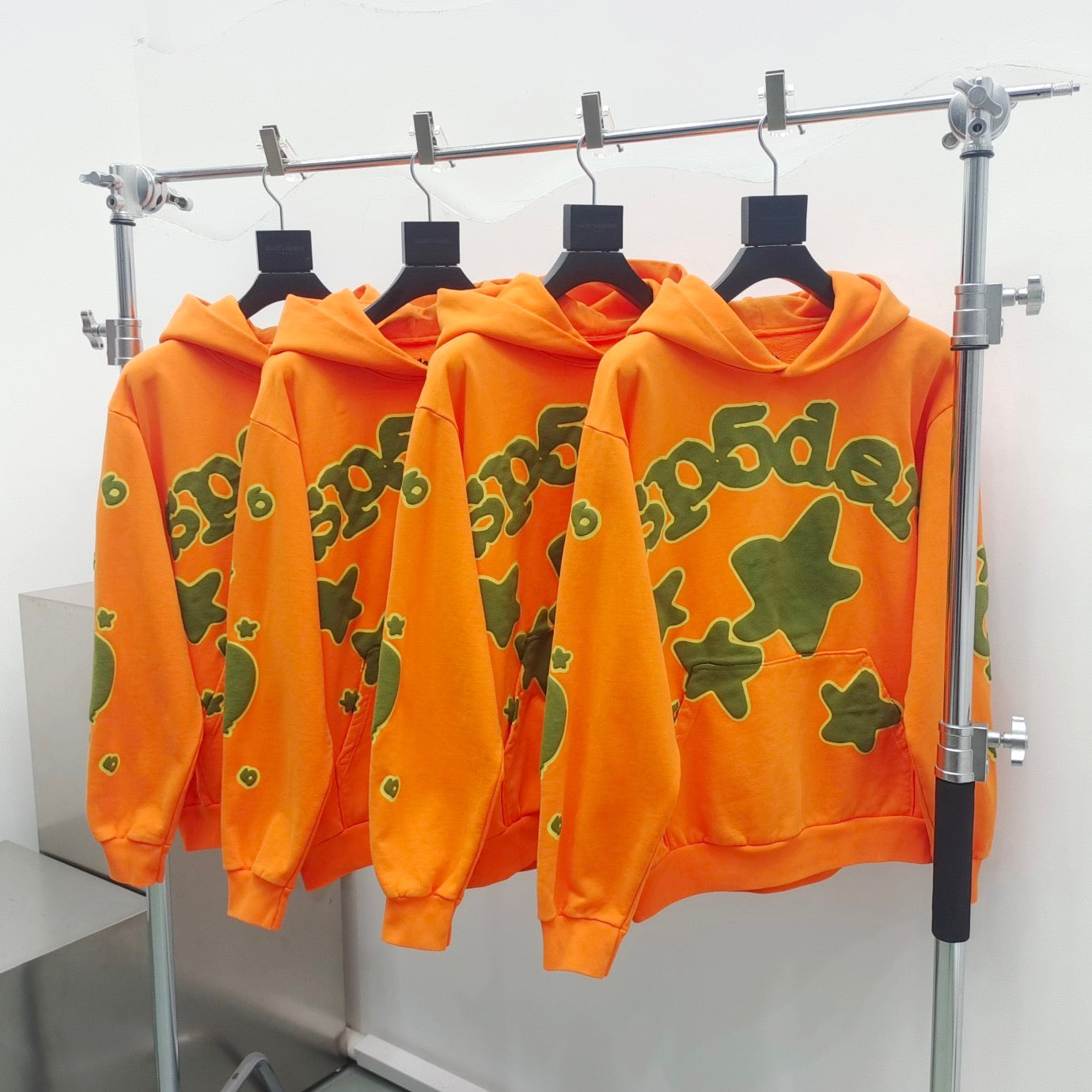 Orangefarbener Kapuzenpullover