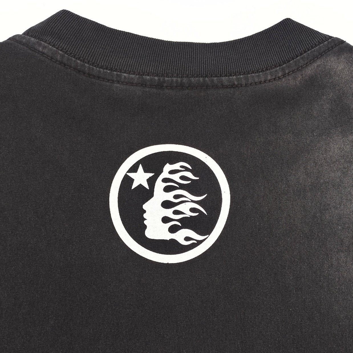 Dunkelgraues T-Shirt