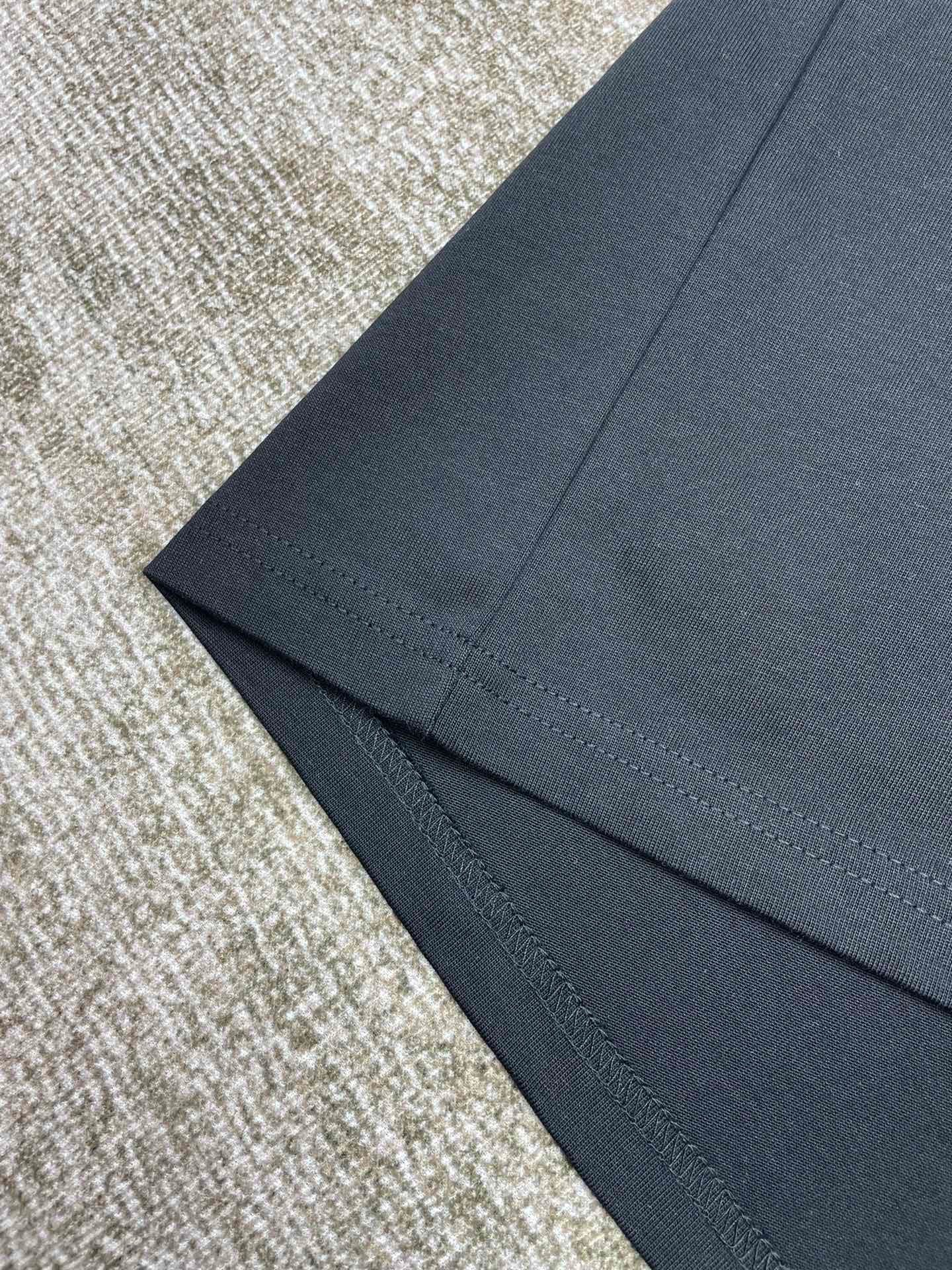 Schwarzes, himmelblaues und weißes T-Shirt