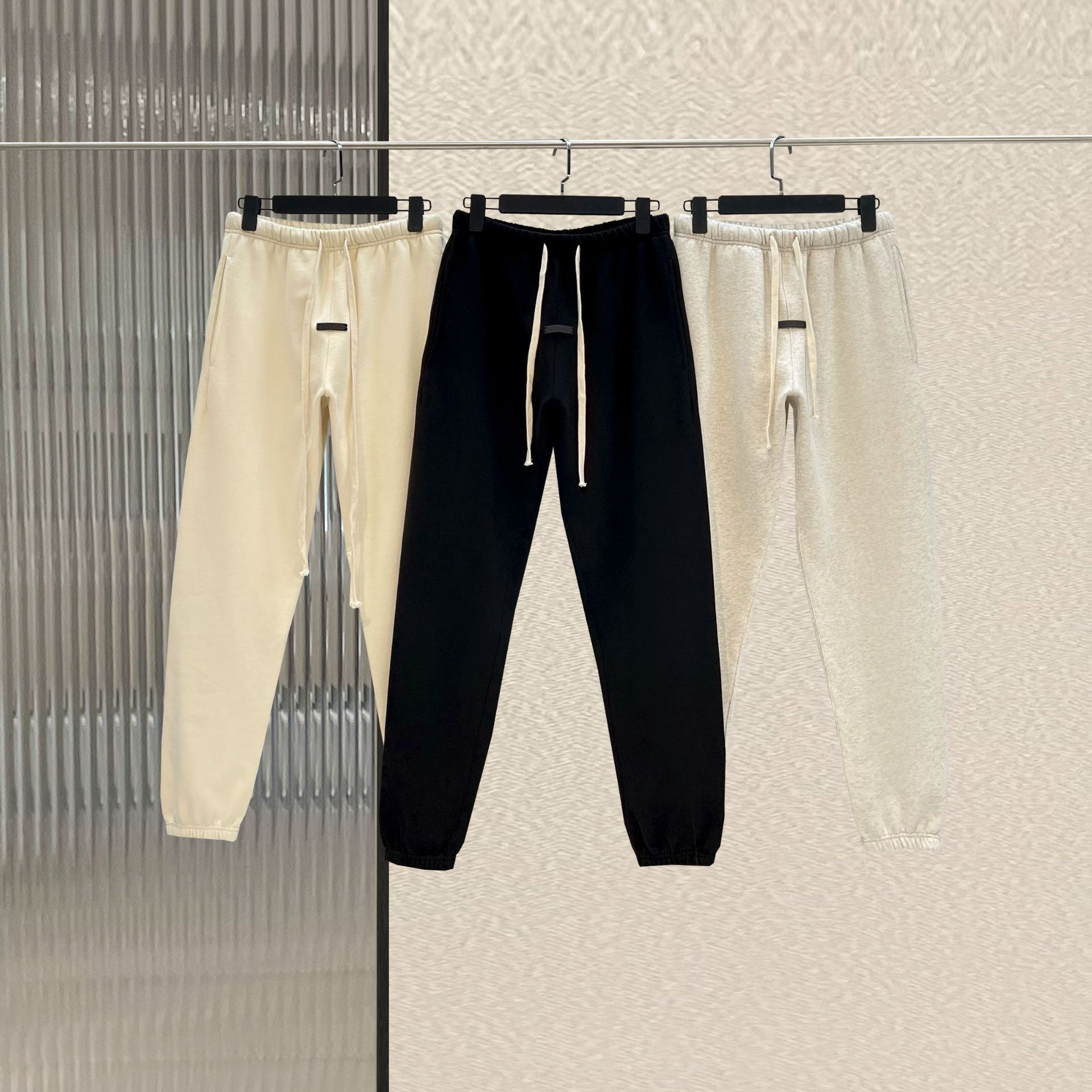 Schwarze und weiße Hose