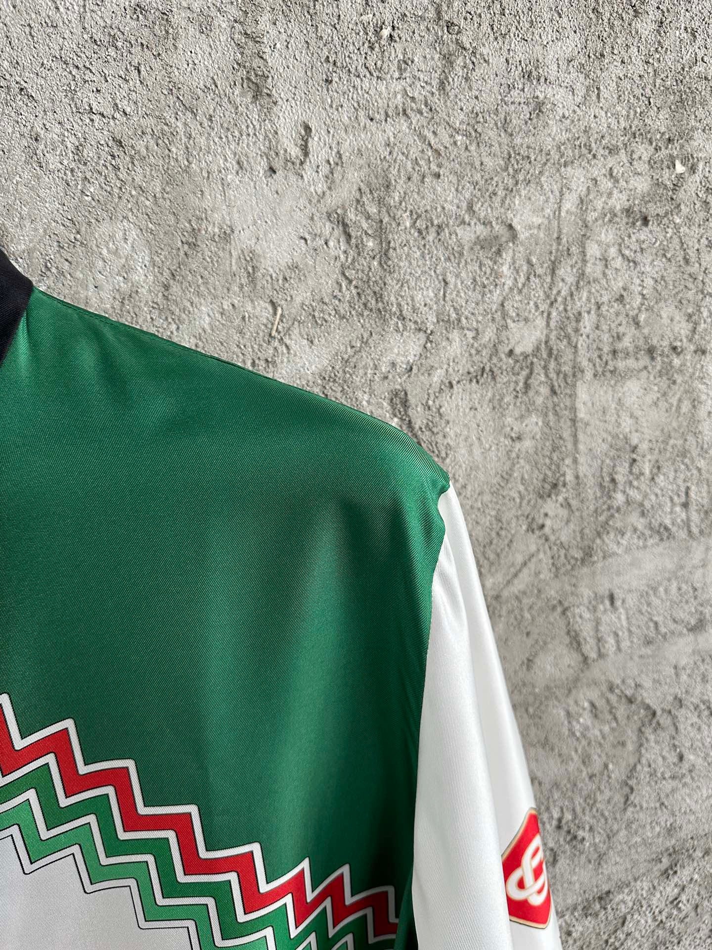 قميص متعدد الألوان