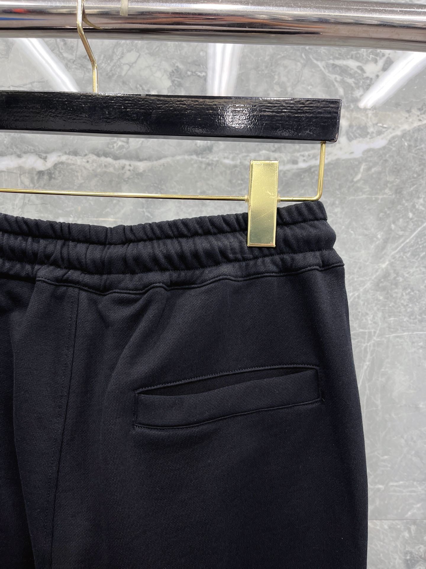 Schwarze, blaue und graue Hose