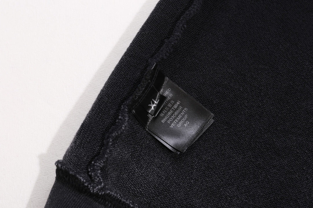 جارزة سوداء بقبعة شتوية