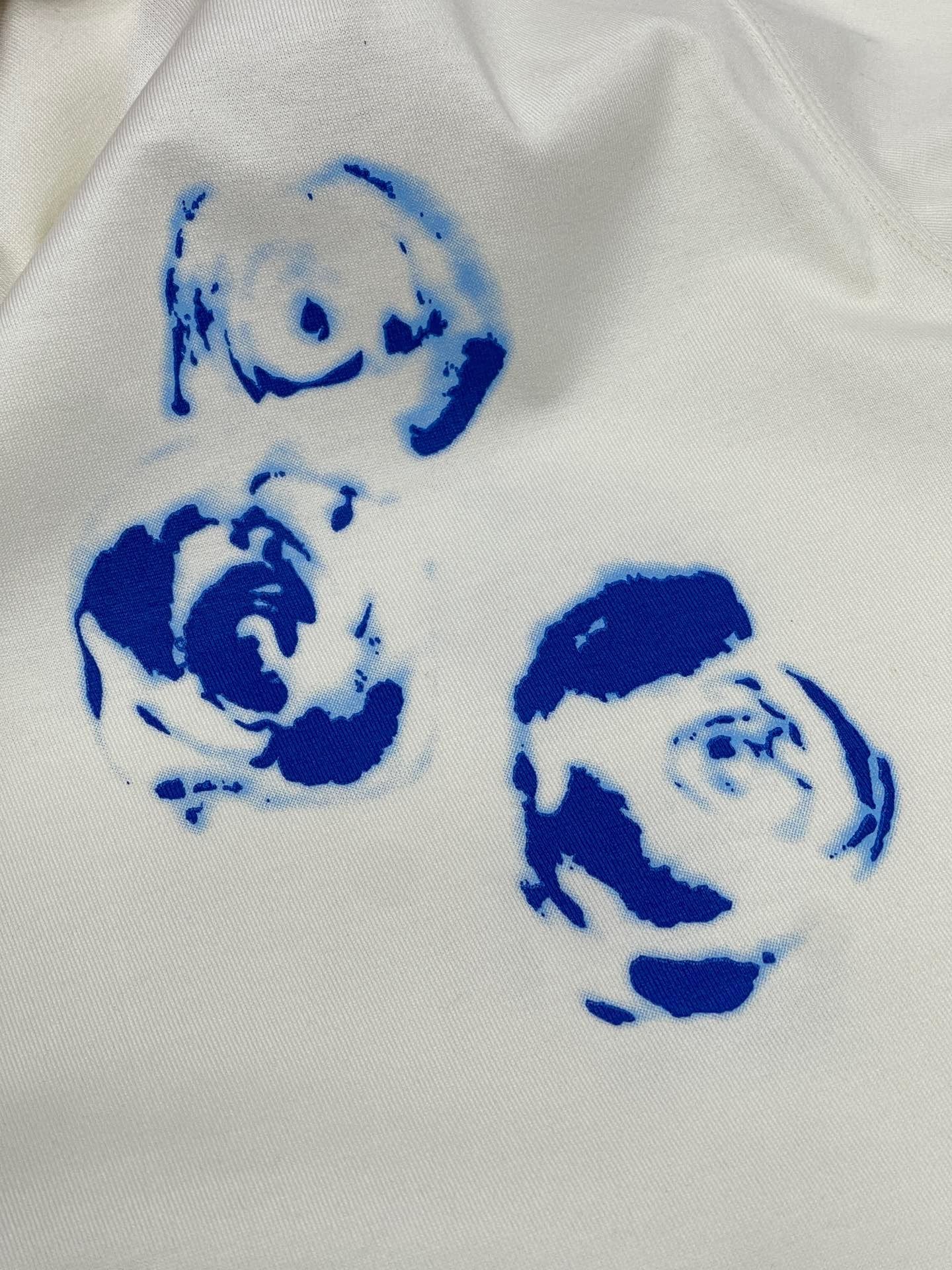 Weißes und himmelblaues T-Shirt