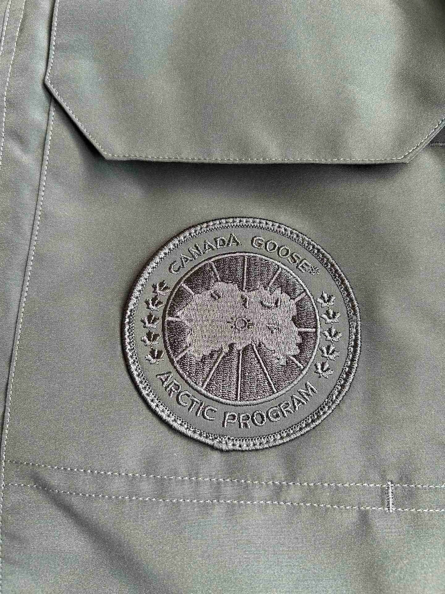 Weiße, graue und schwarze Jacke