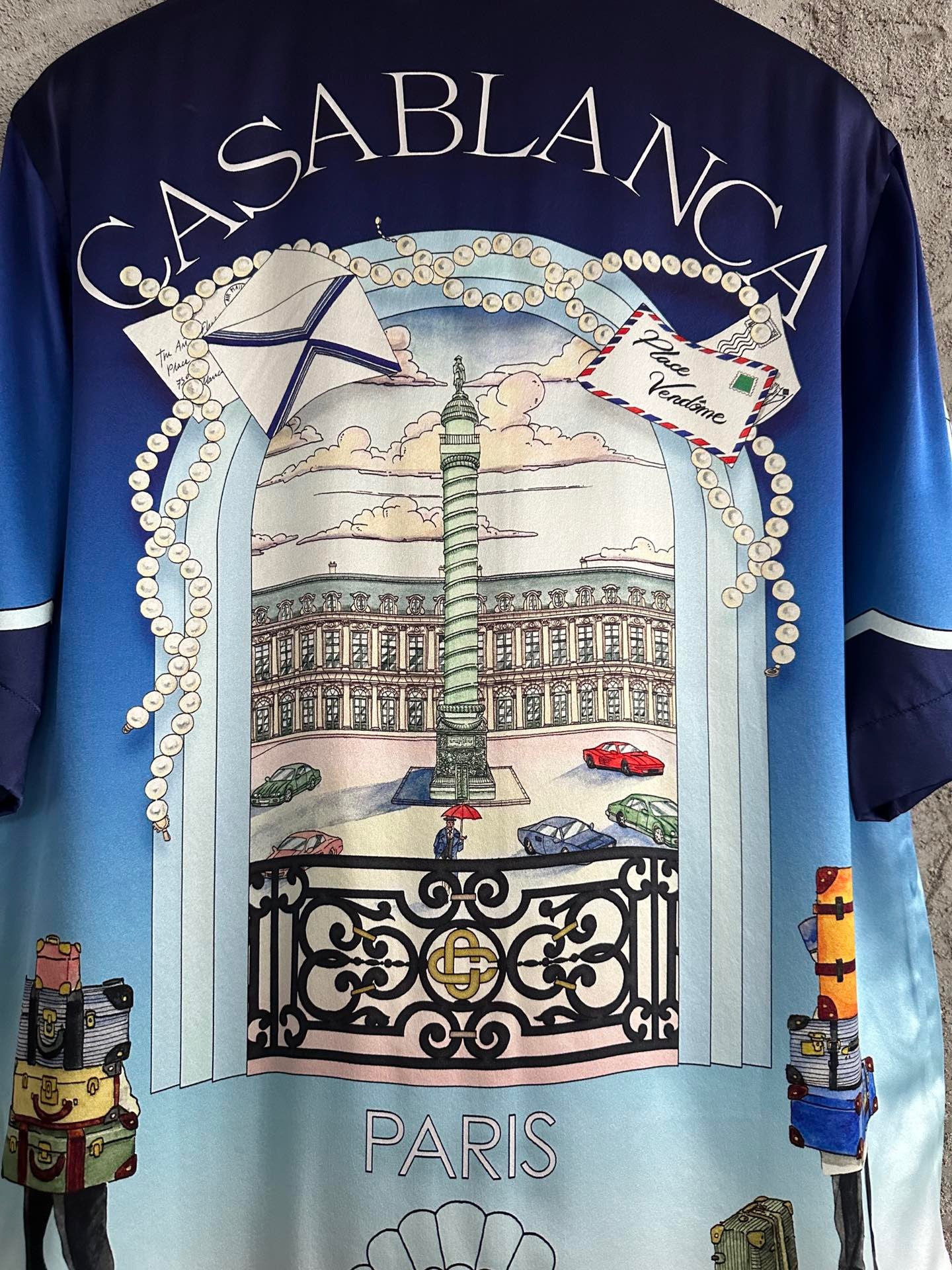 Blaues Shirt