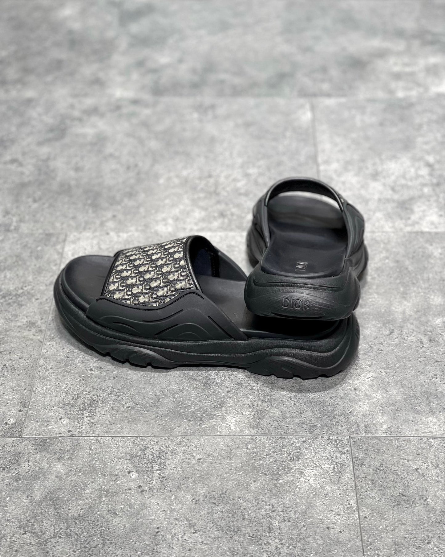 أحذية سوداء ورمادية