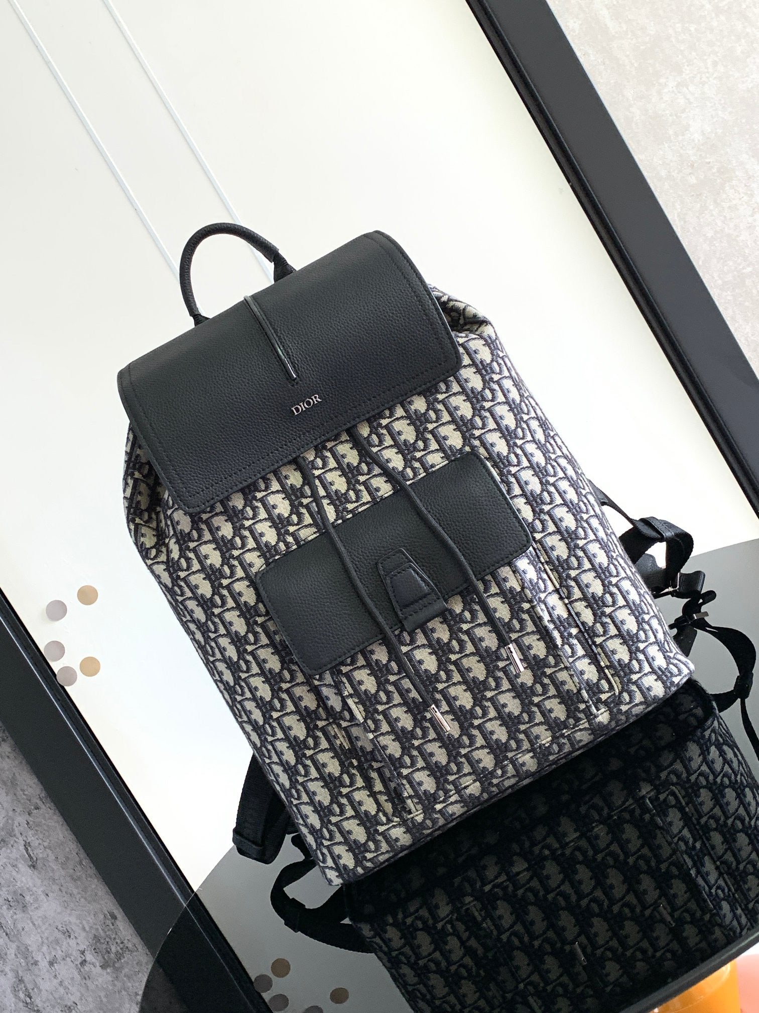 Aprikosen- und schwarze Tasche