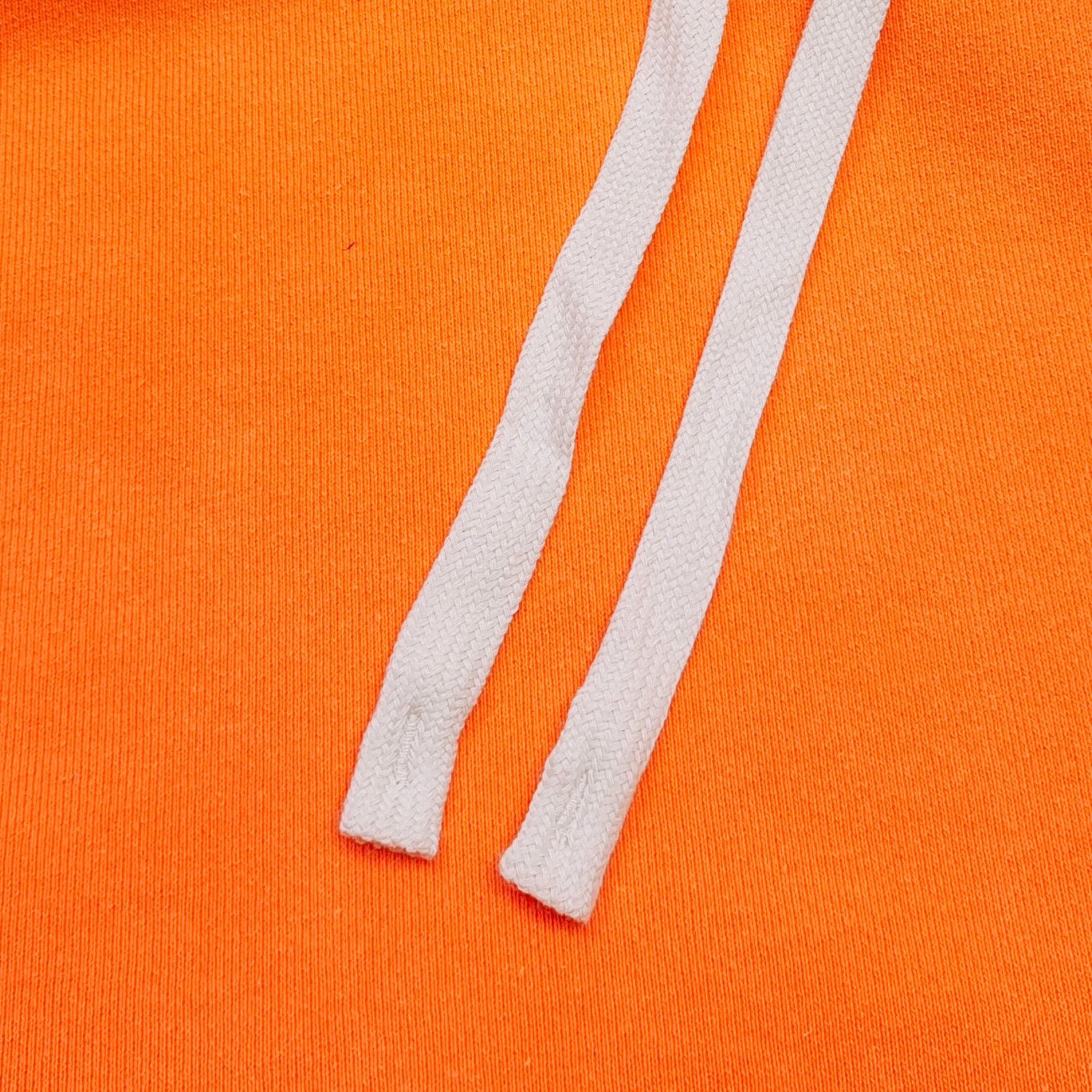 Orangefarbener Kapuzenpullover