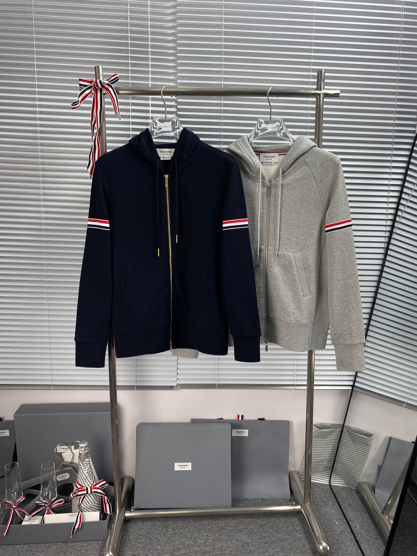 Dunkelblaue und graue Jacke
