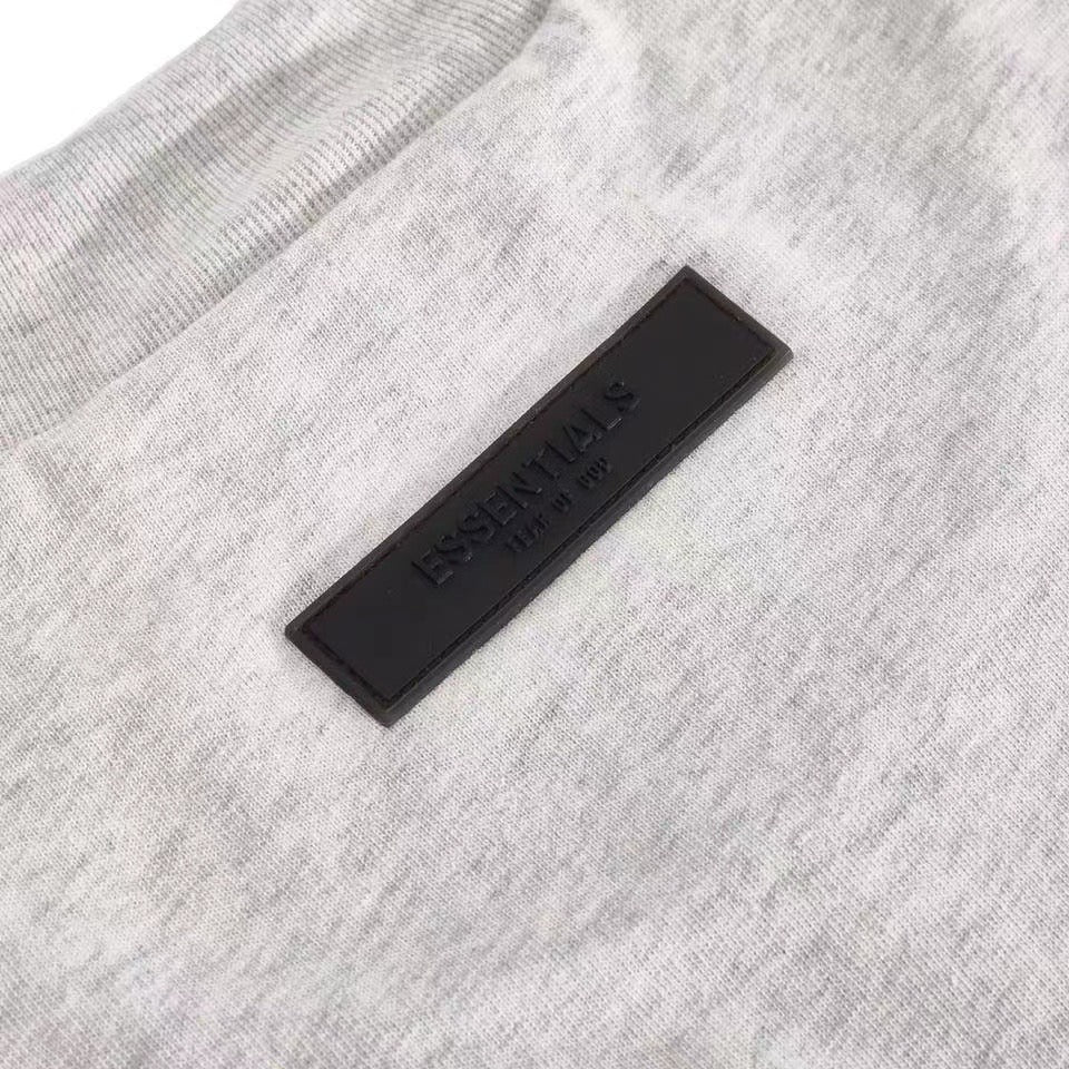 Camiseta gris claro, gris oscuro y negra