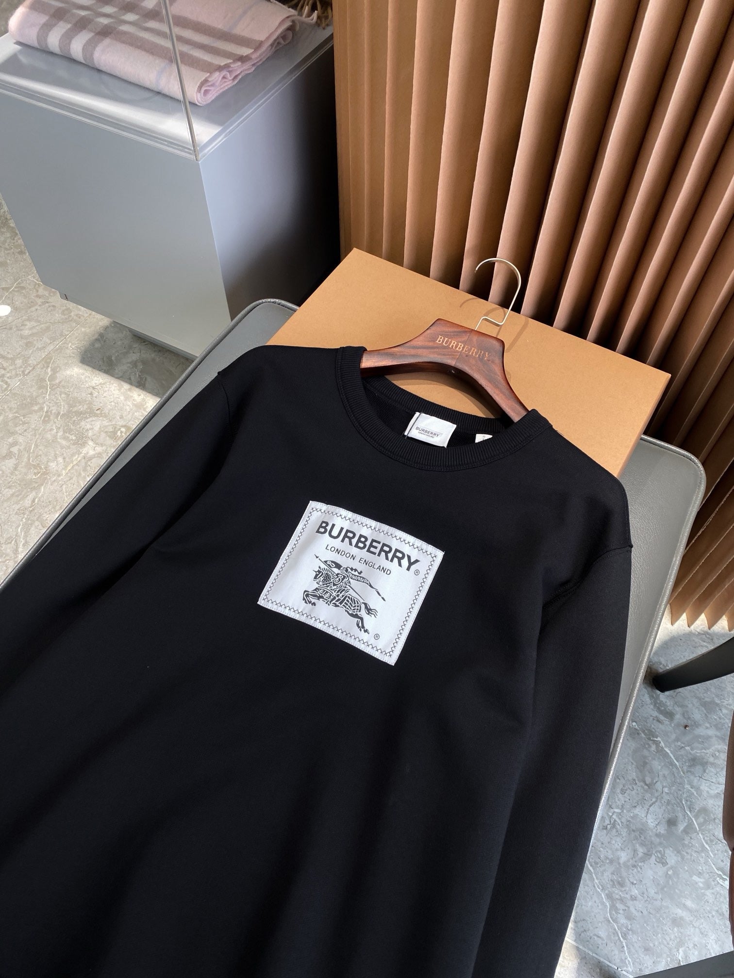 Schwarzes Sweatshirt