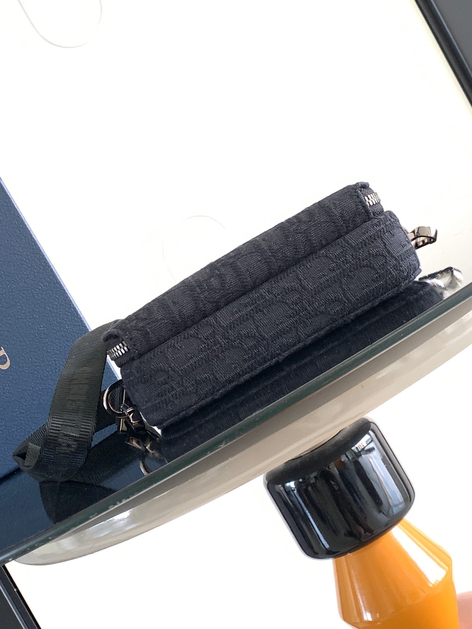 Aprikosen- und schwarze Tasche