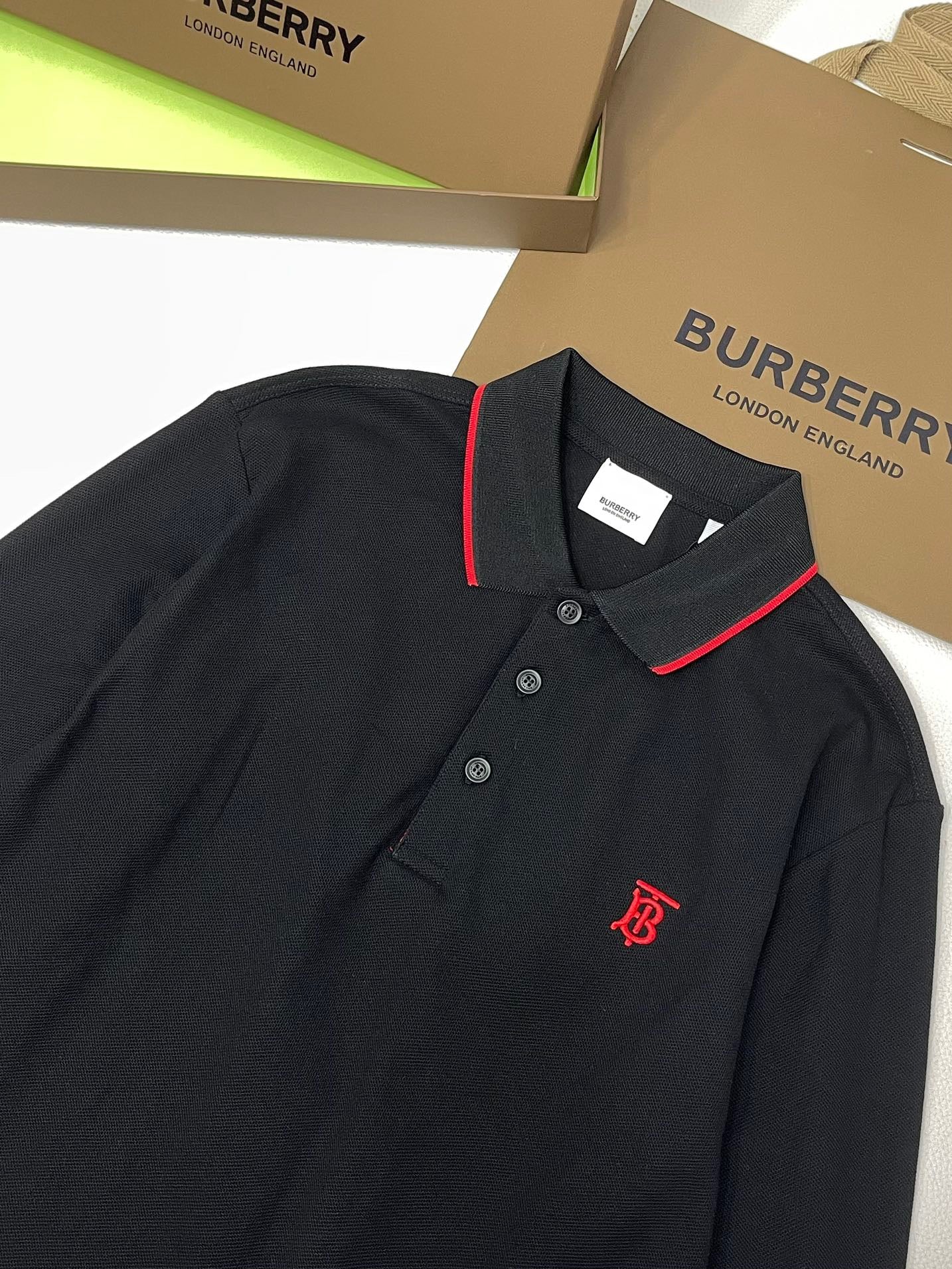 Poloshirt in Schwarz, Weiß, Marineblau und Hellblau