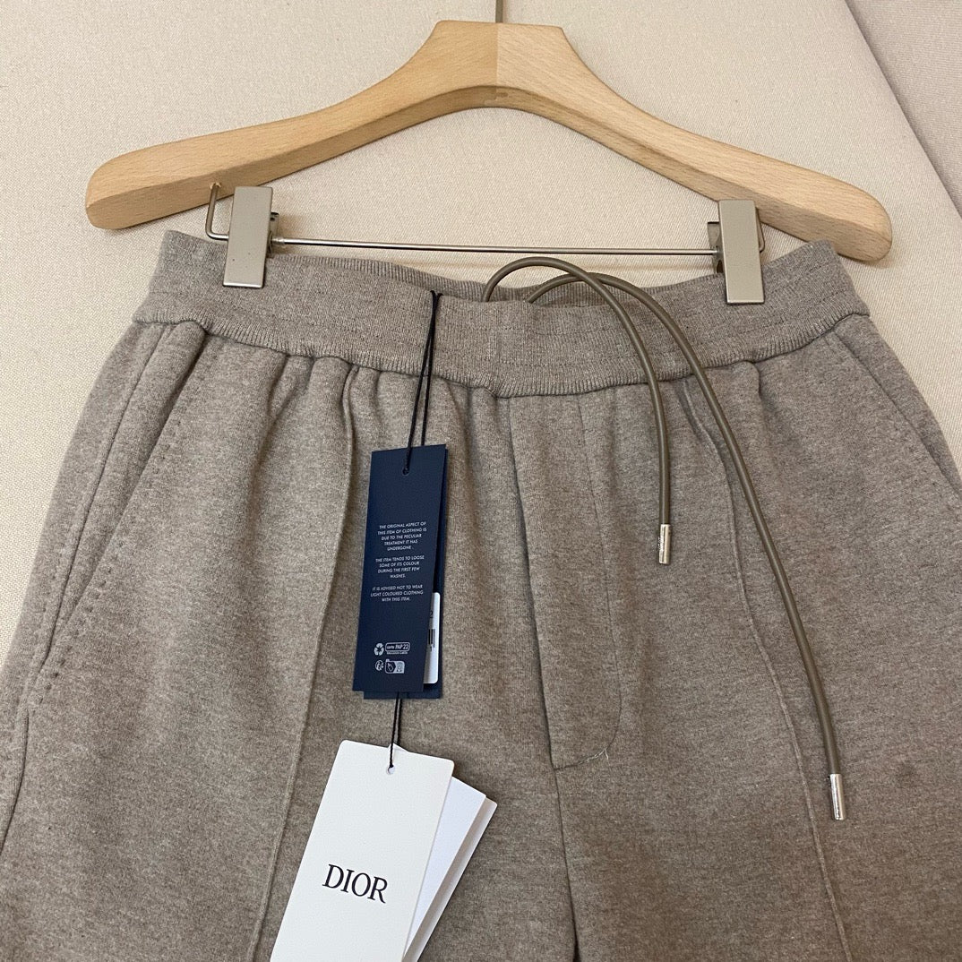 Pantalón negro oscuro y caqui