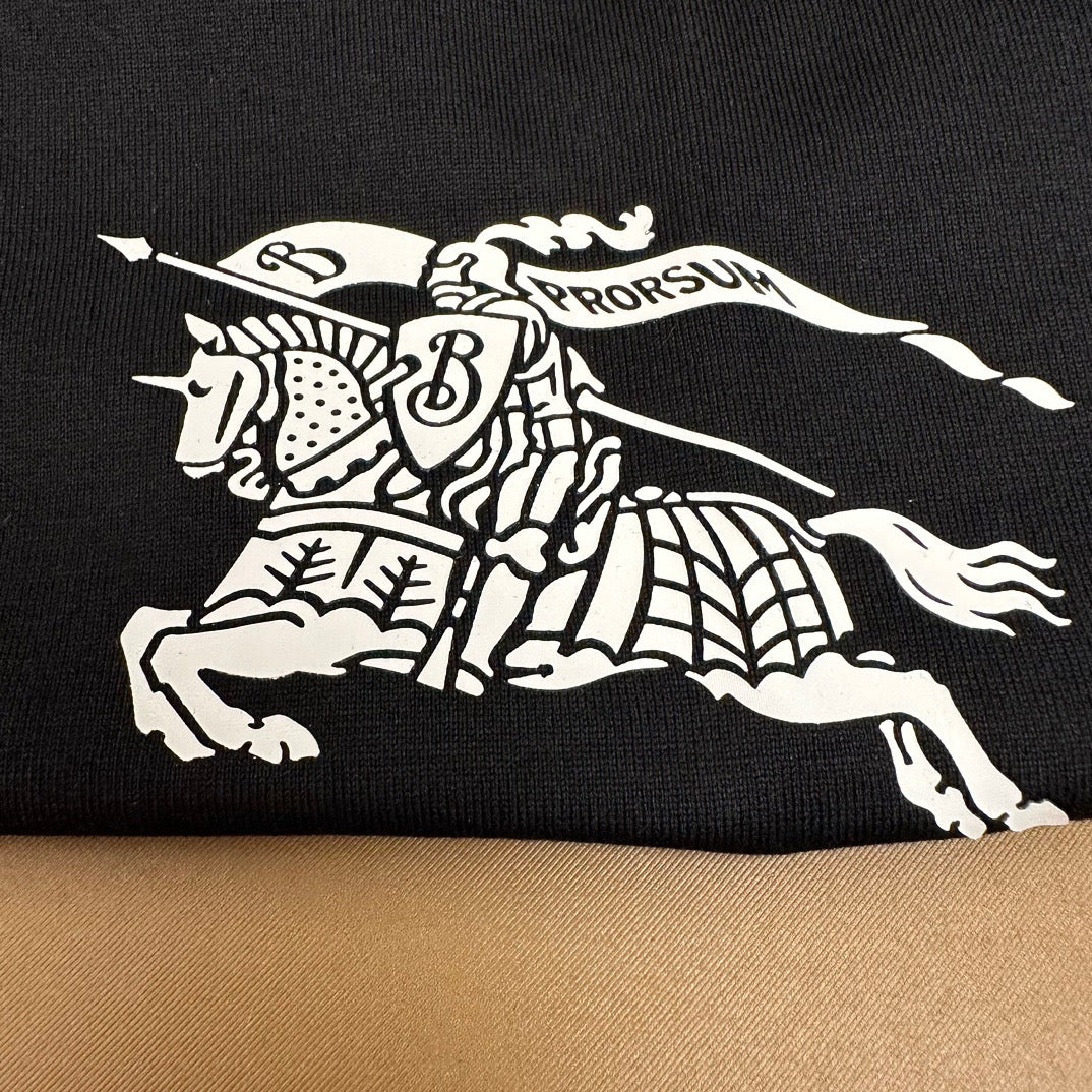 Weißes und schwarzes T-Shirt