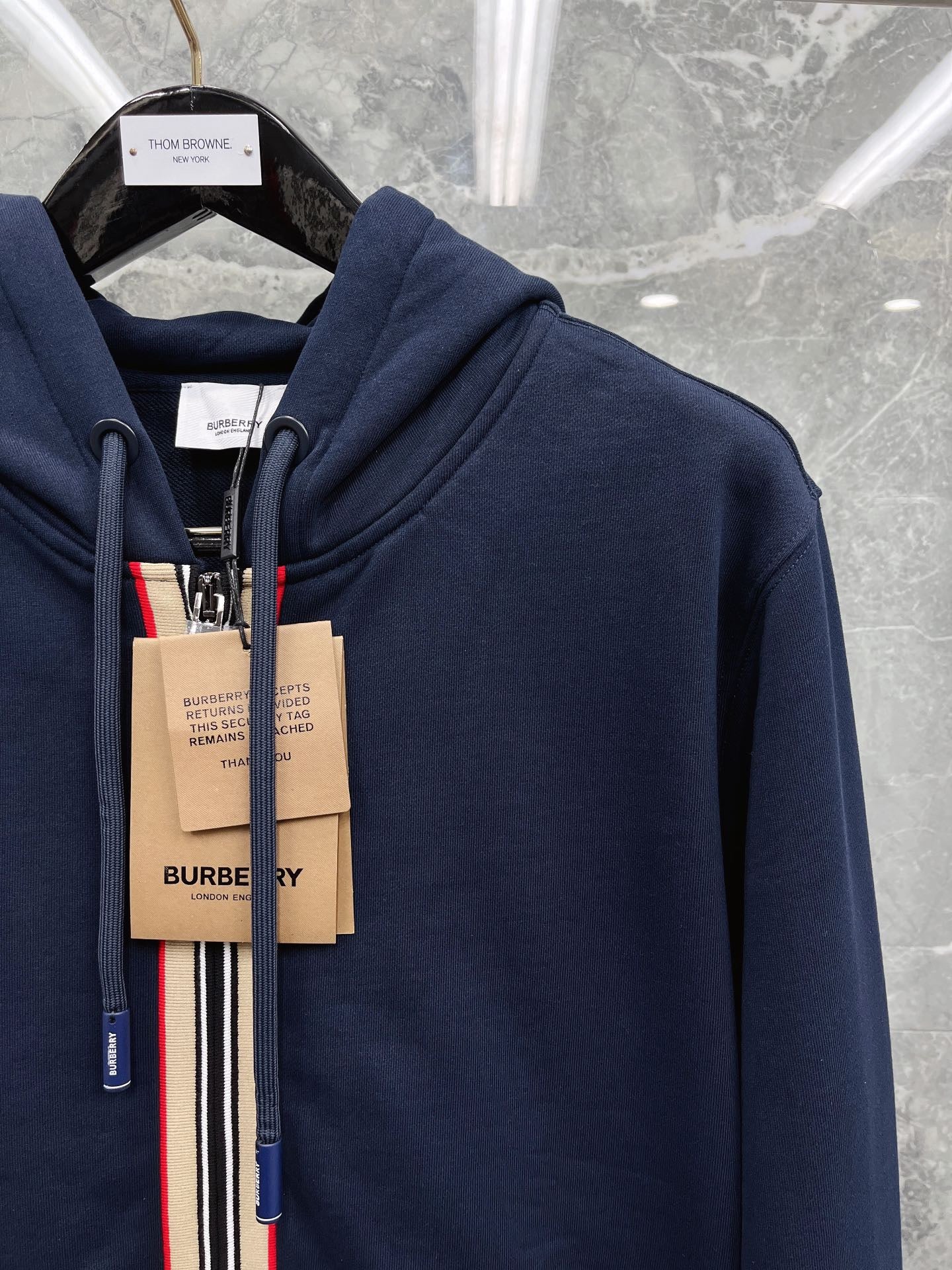 Schwarze, blaue und graue Jacke