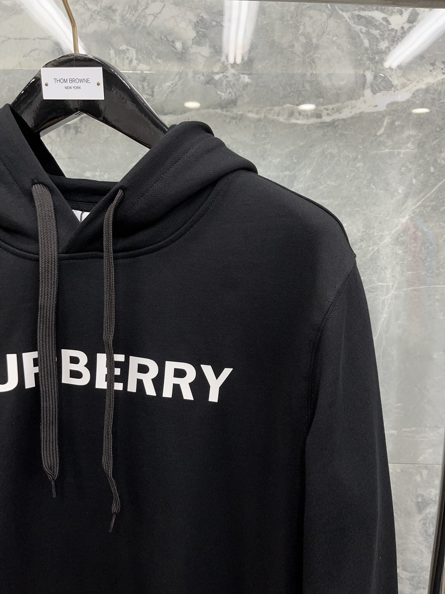 هودي أسود، كاكي، أزرق وأحمر