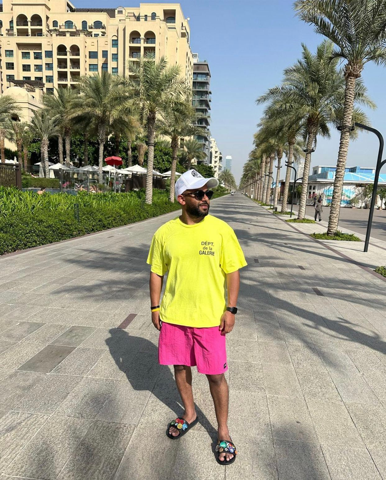 تي شيرت عضوي باللون الأصفر والوردي والأصفر