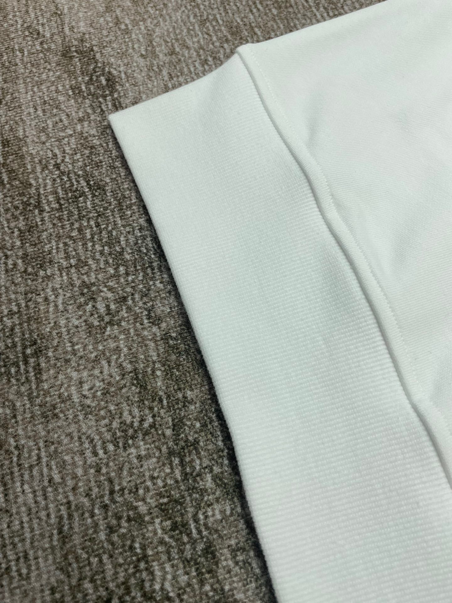 سويت شيرت أبيض وأسود