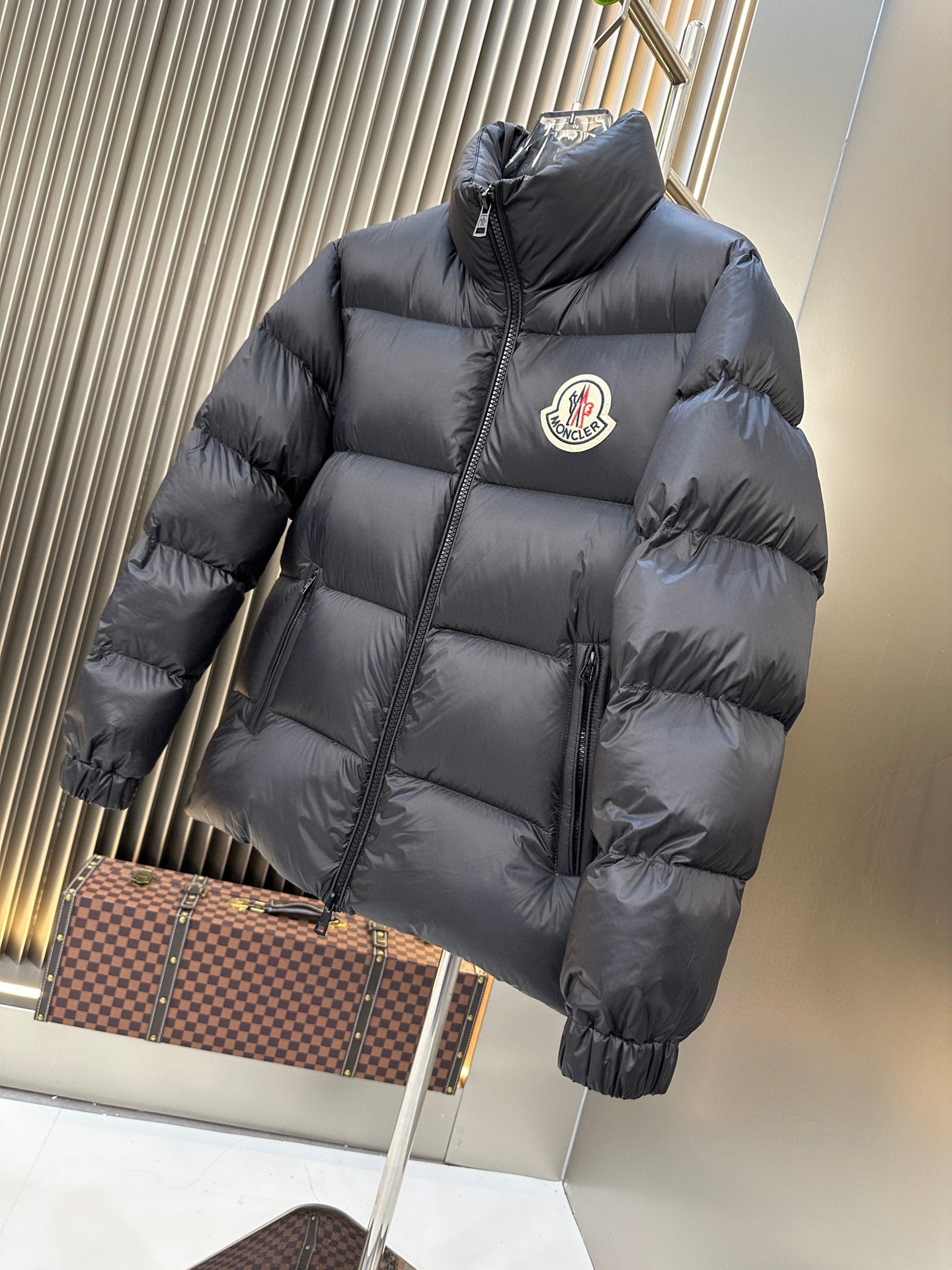 Blaue und schwarze Jacke