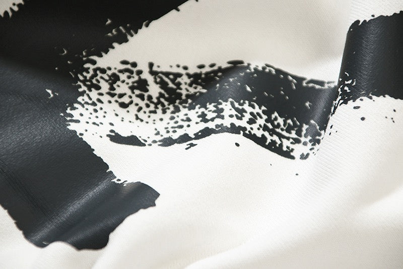 weißes und schwarzes Sweatshirt