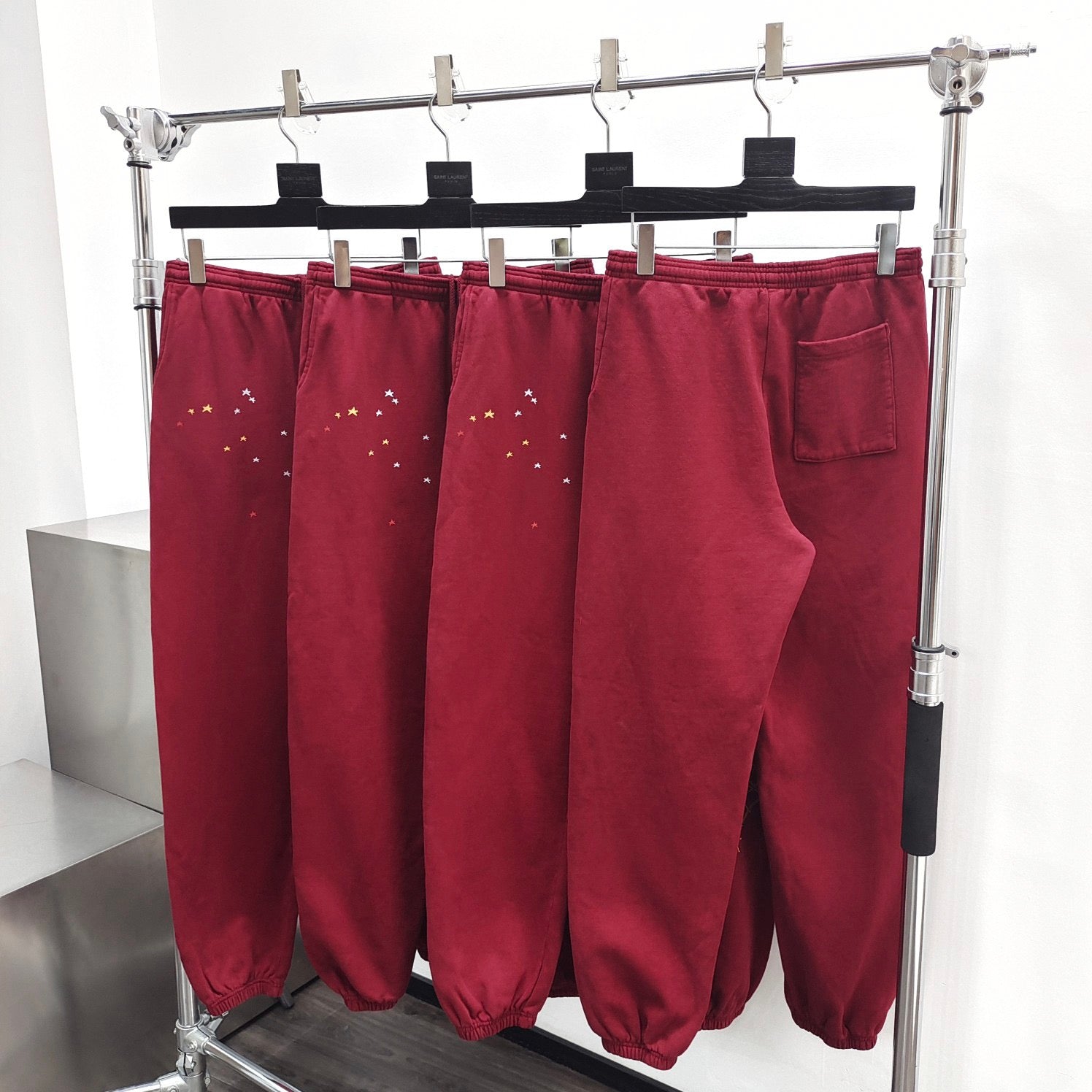 Grüne und rote Hose