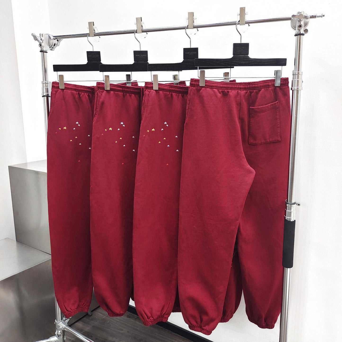 Grüne und rote Hose