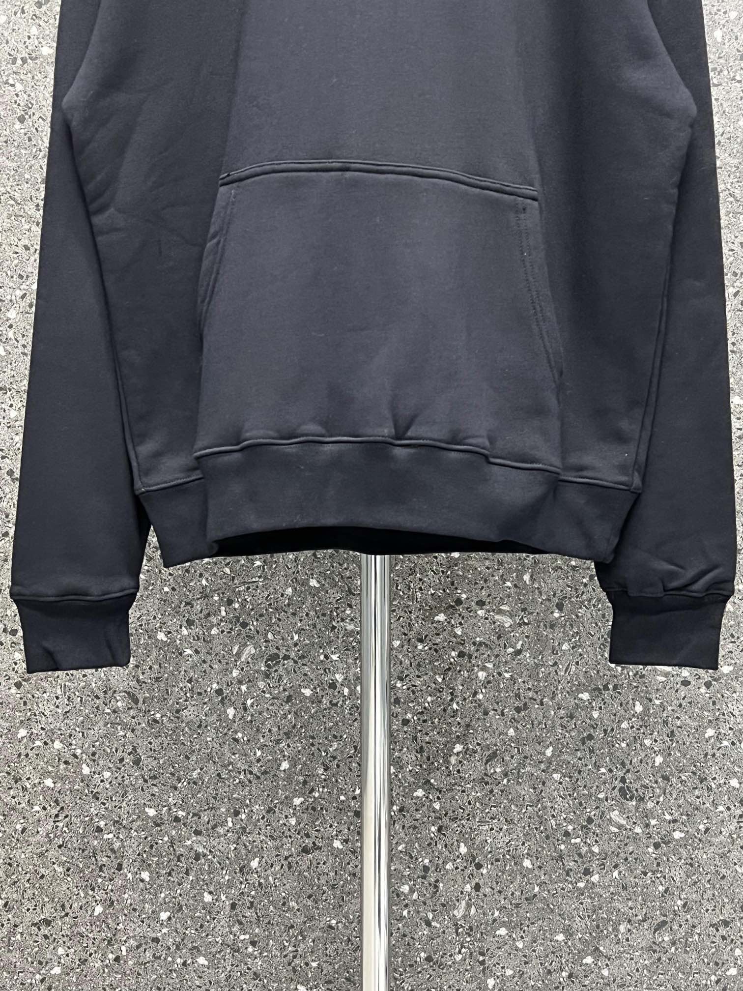 weißer und schwarzer Pullover mit einer Kapuze