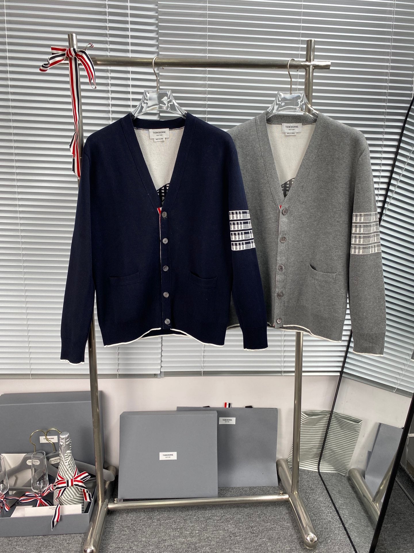 Blaue und graue Jacke