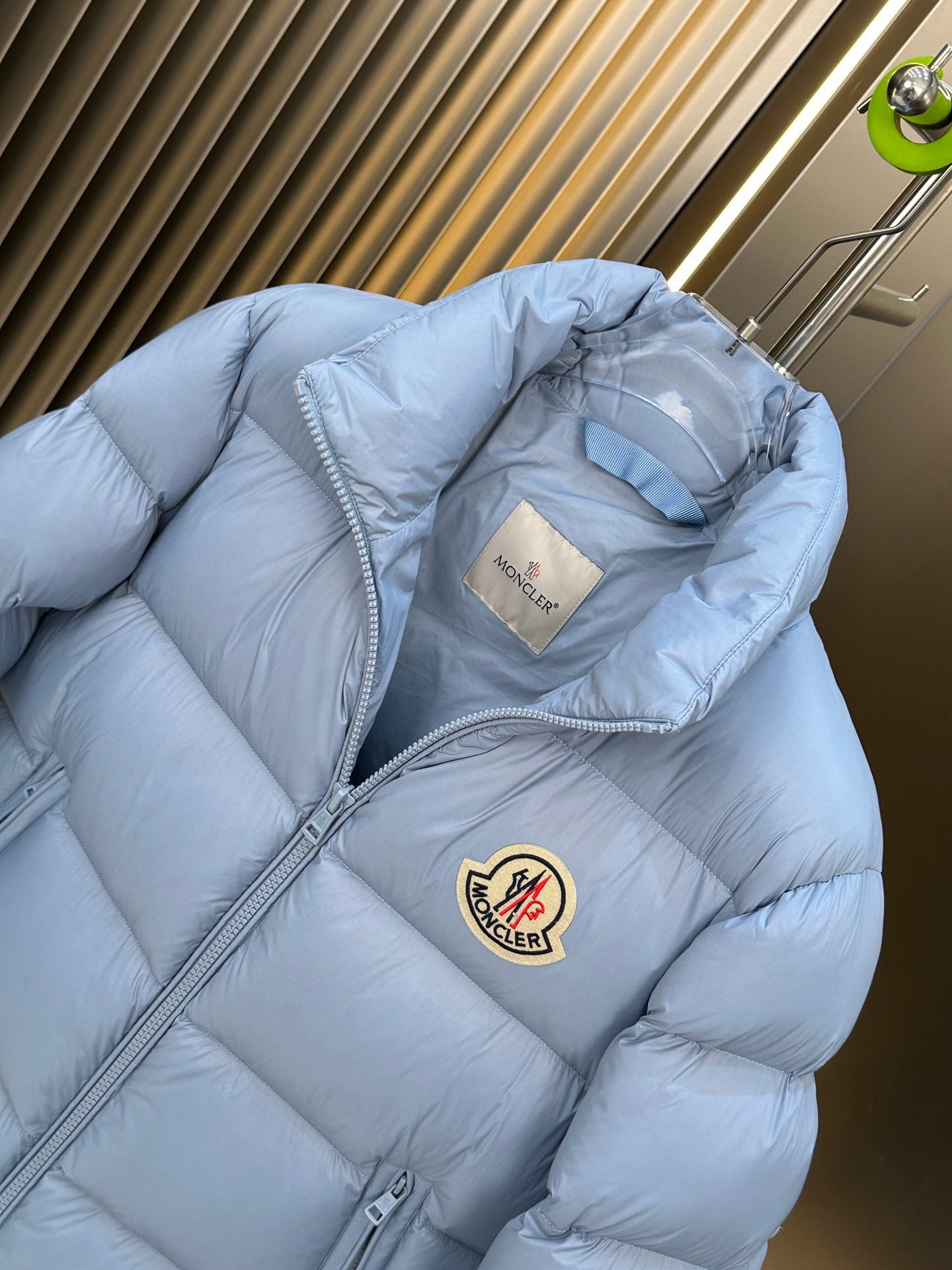 Blaue und schwarze Jacke