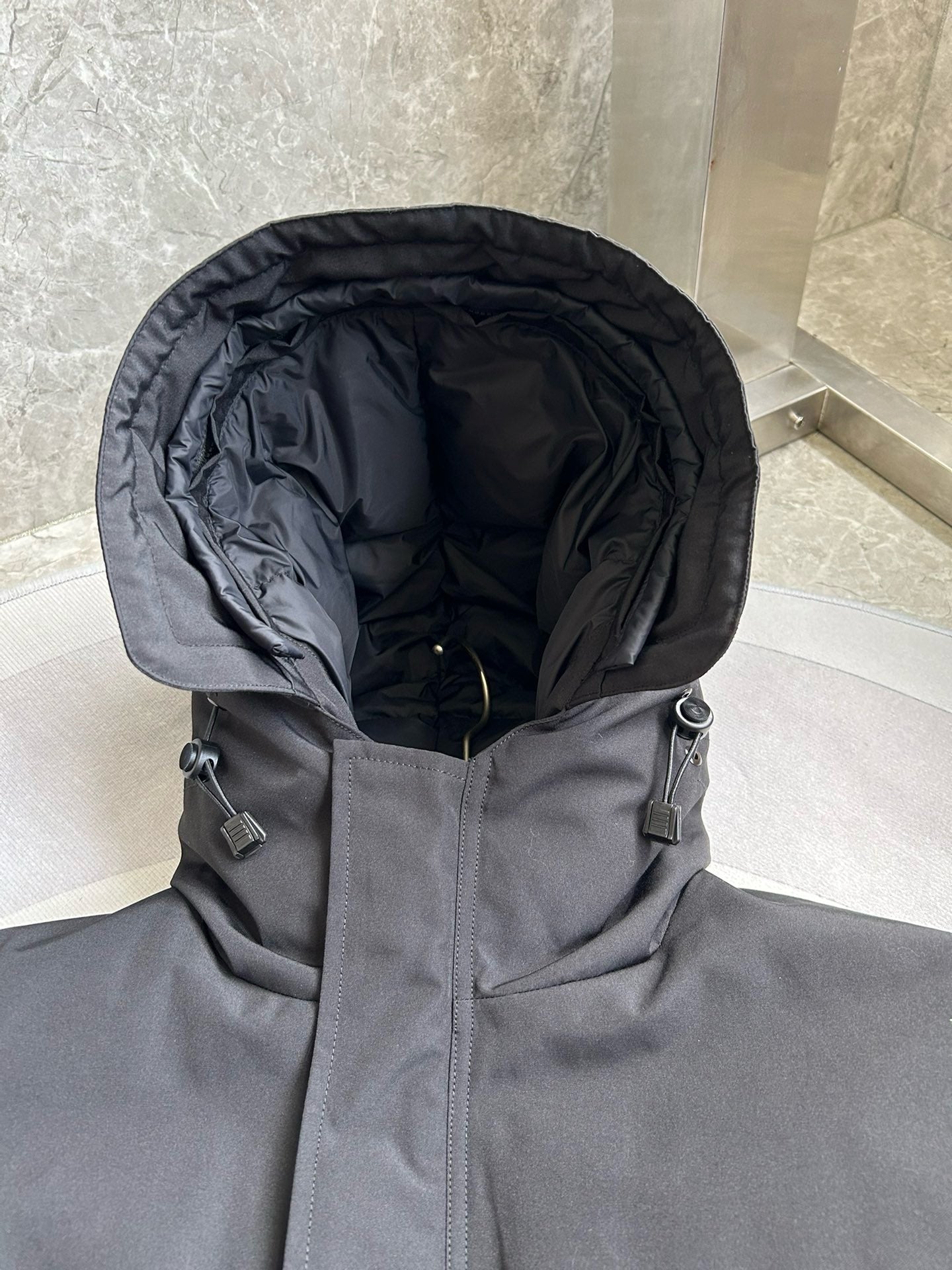 Weiße, graue, rote und schwarze Jacke