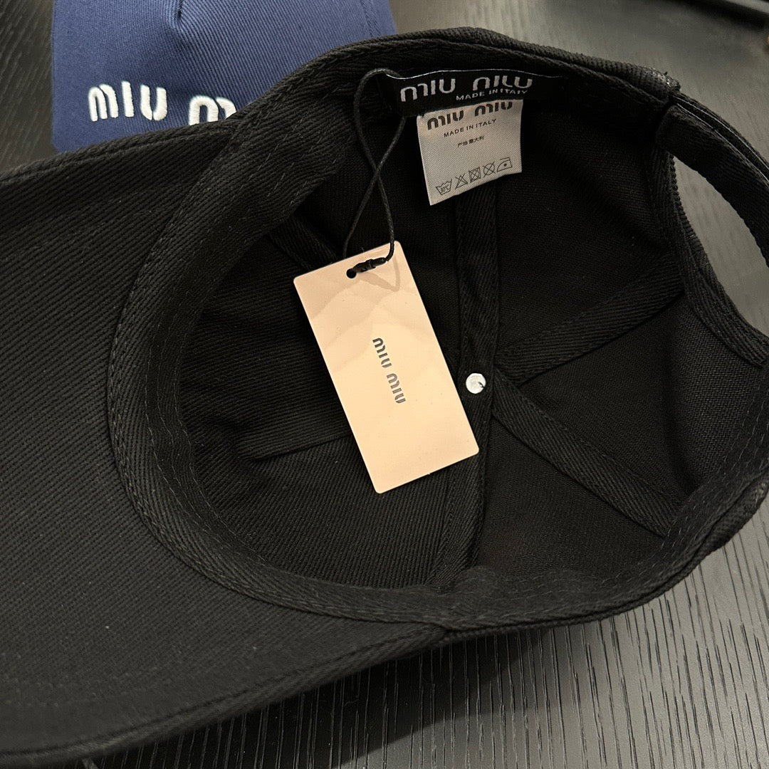 Schwarze und blaue Kappe