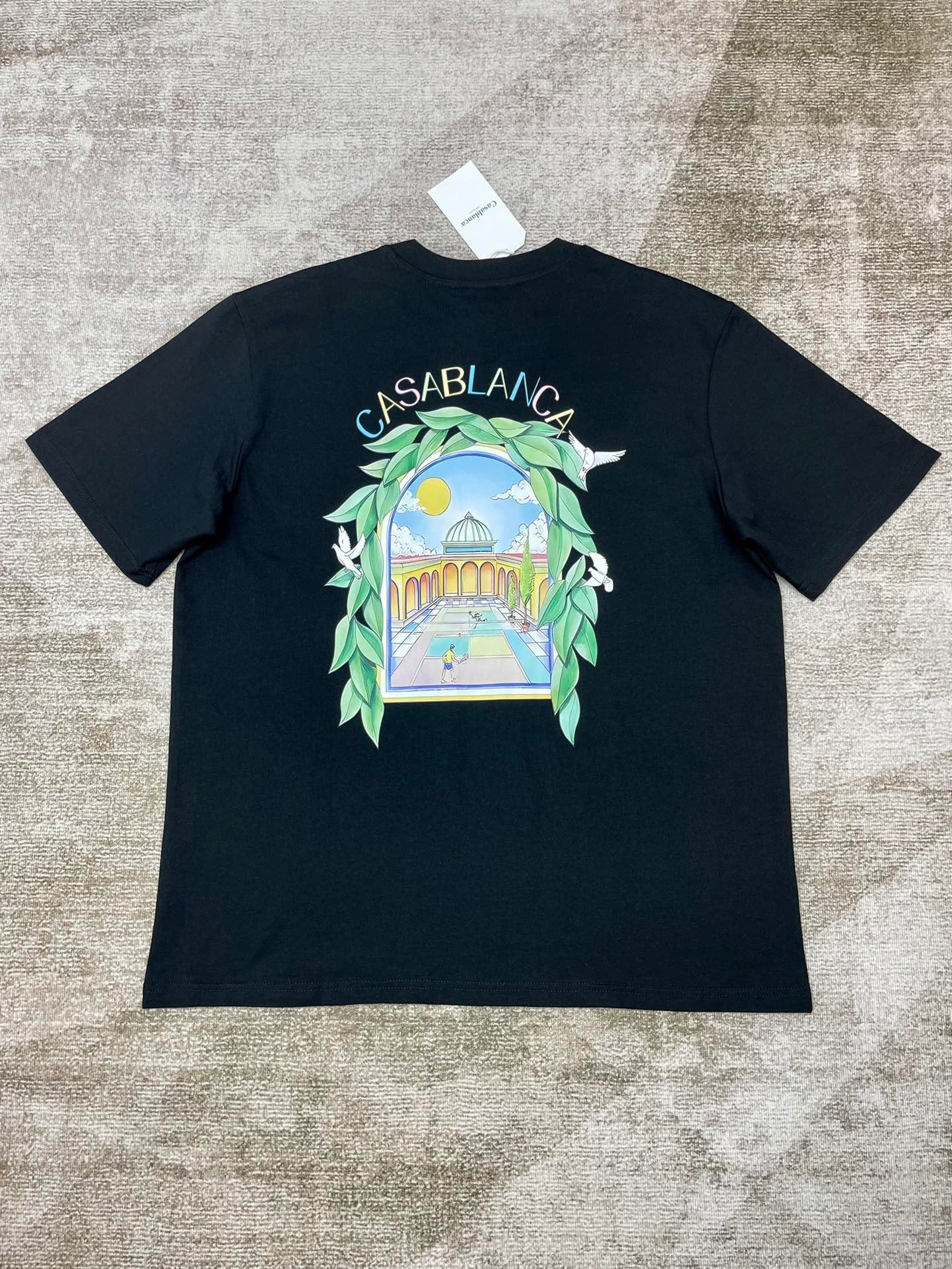 Schwarzes, himmelblaues und weißes T-Shirt