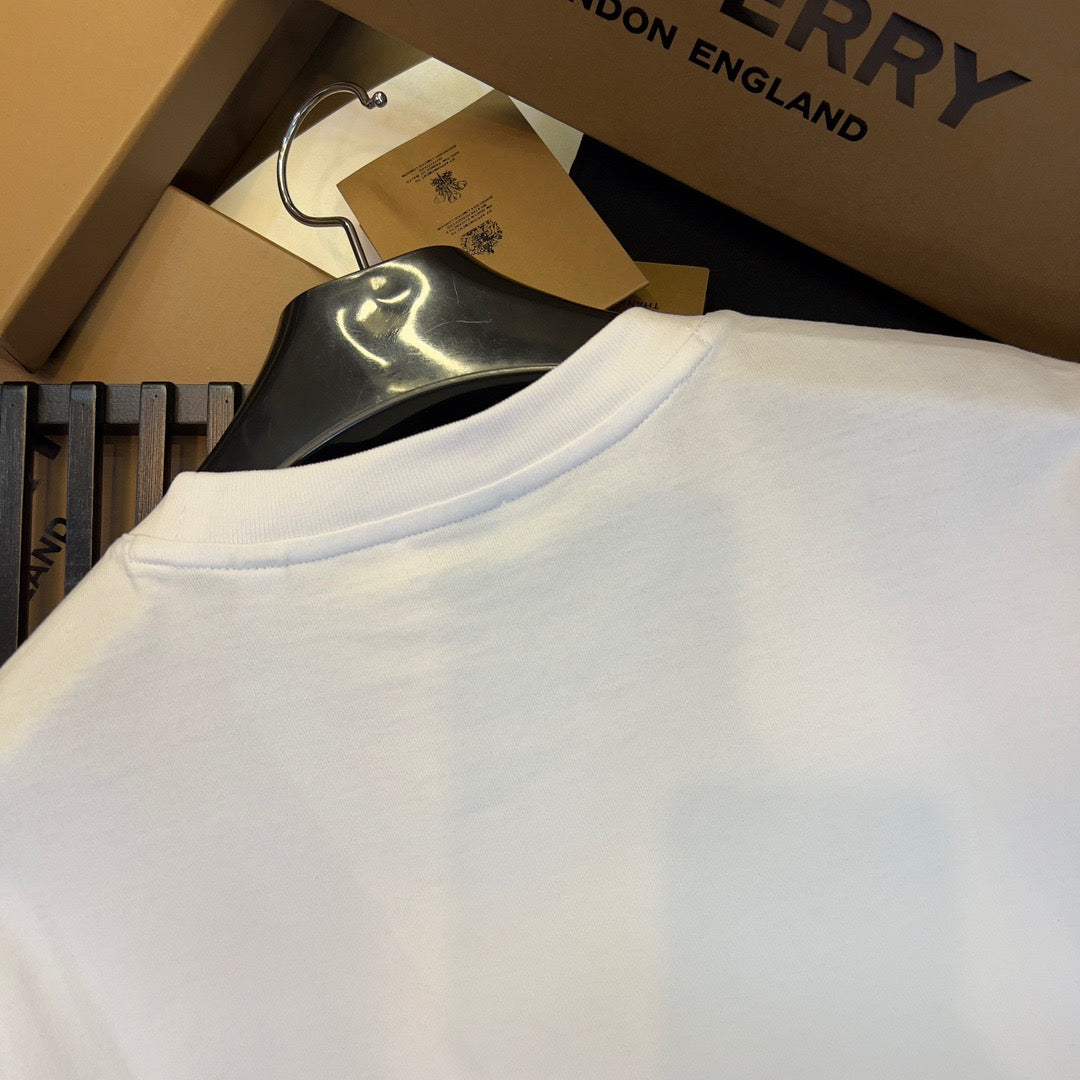 Schwarz-weißes T-Shirt