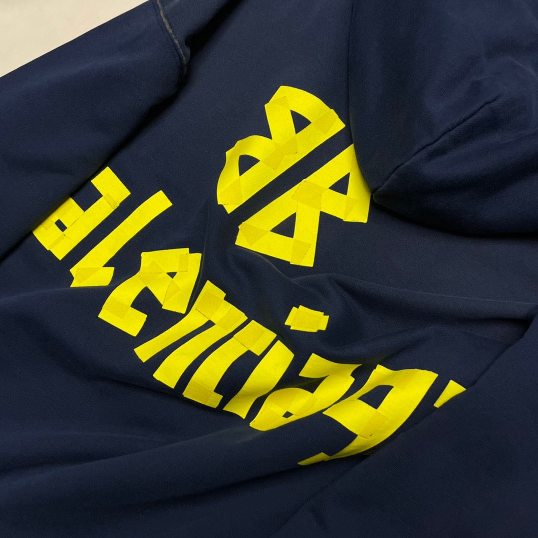 Blauer Hoodie