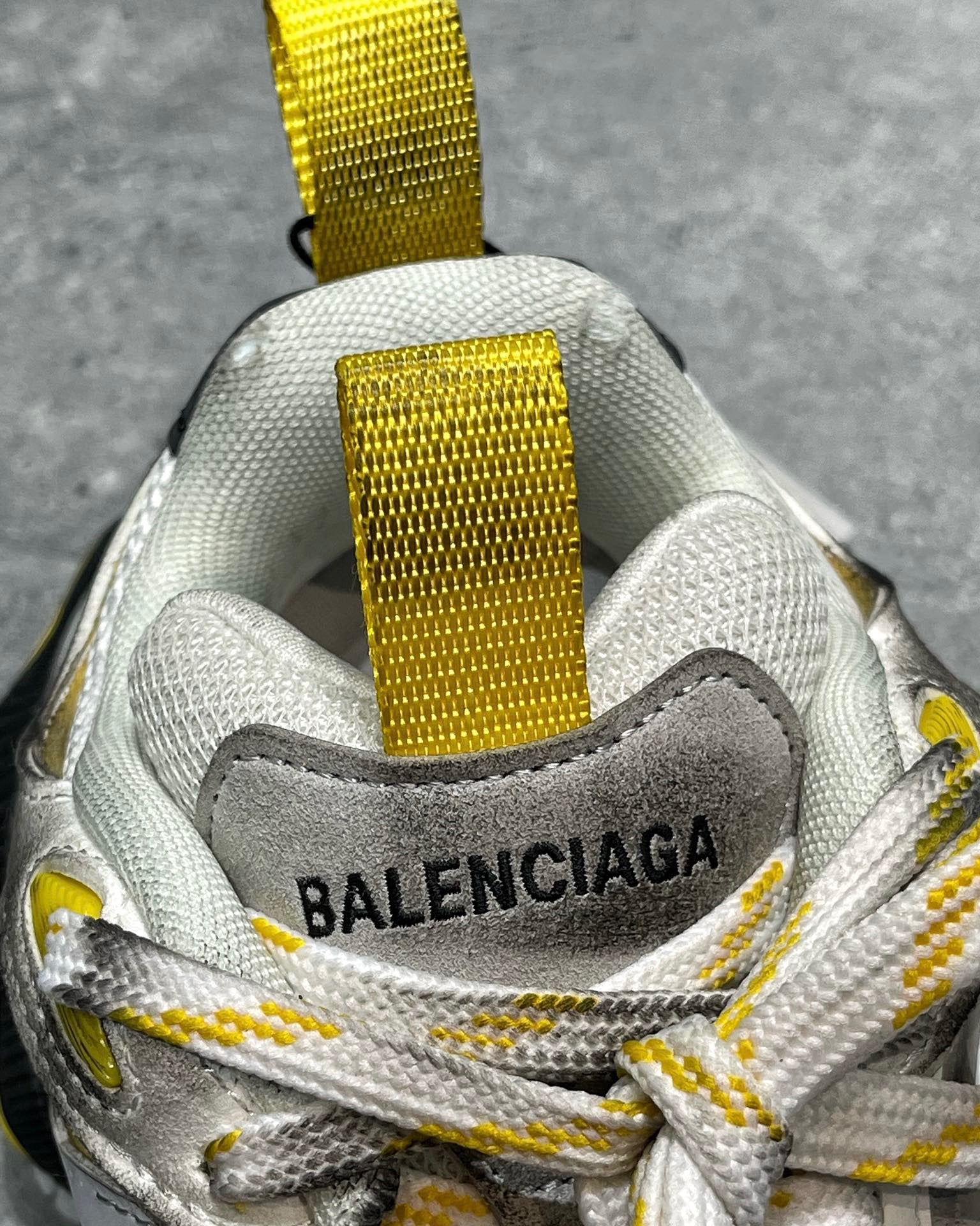 Silbergelbe Schuhe - Größe 46