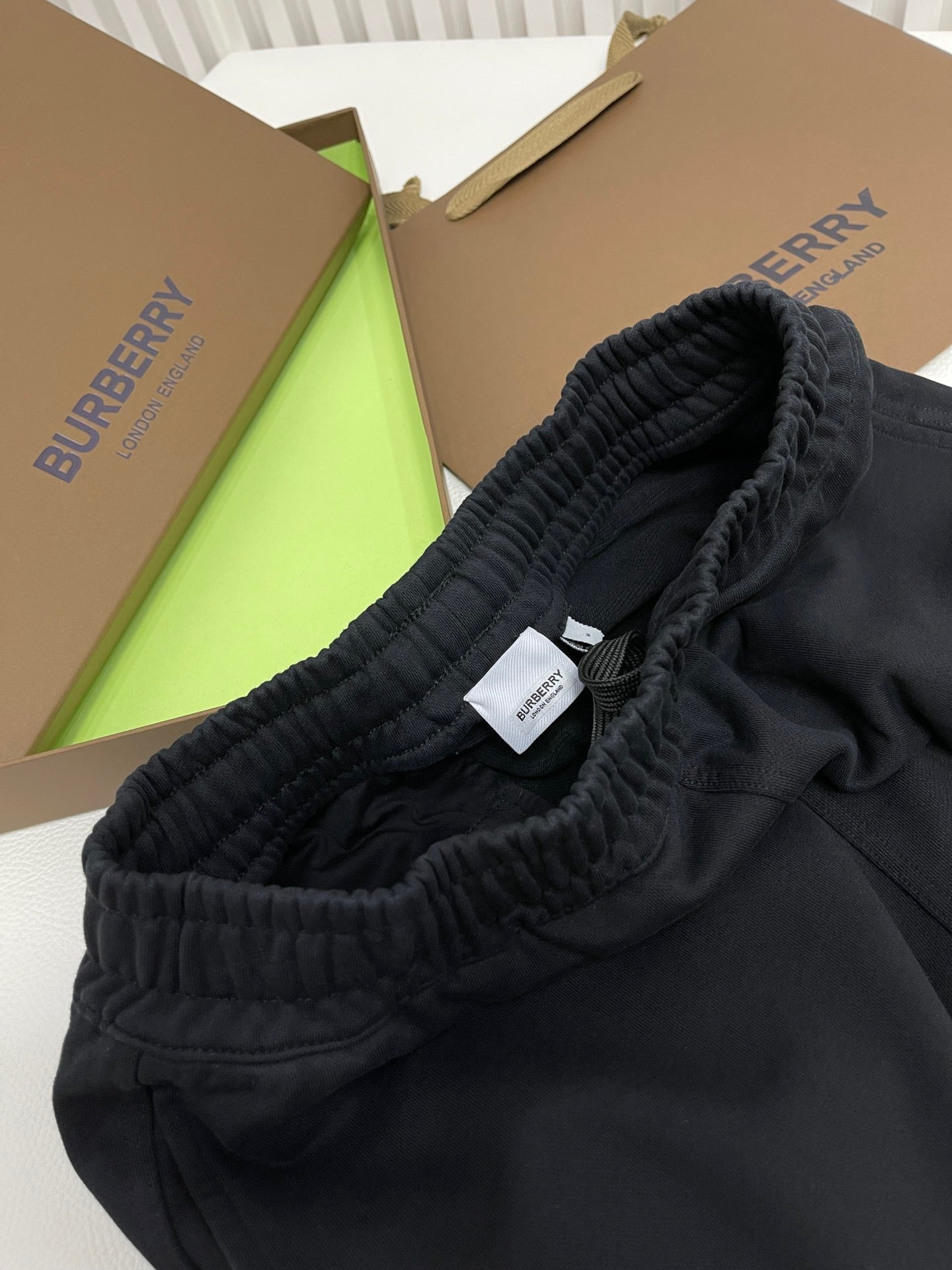 Schwarze Hosen