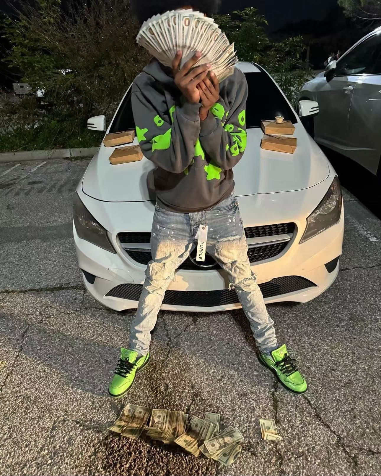 Dunkelgrauer Hoodie